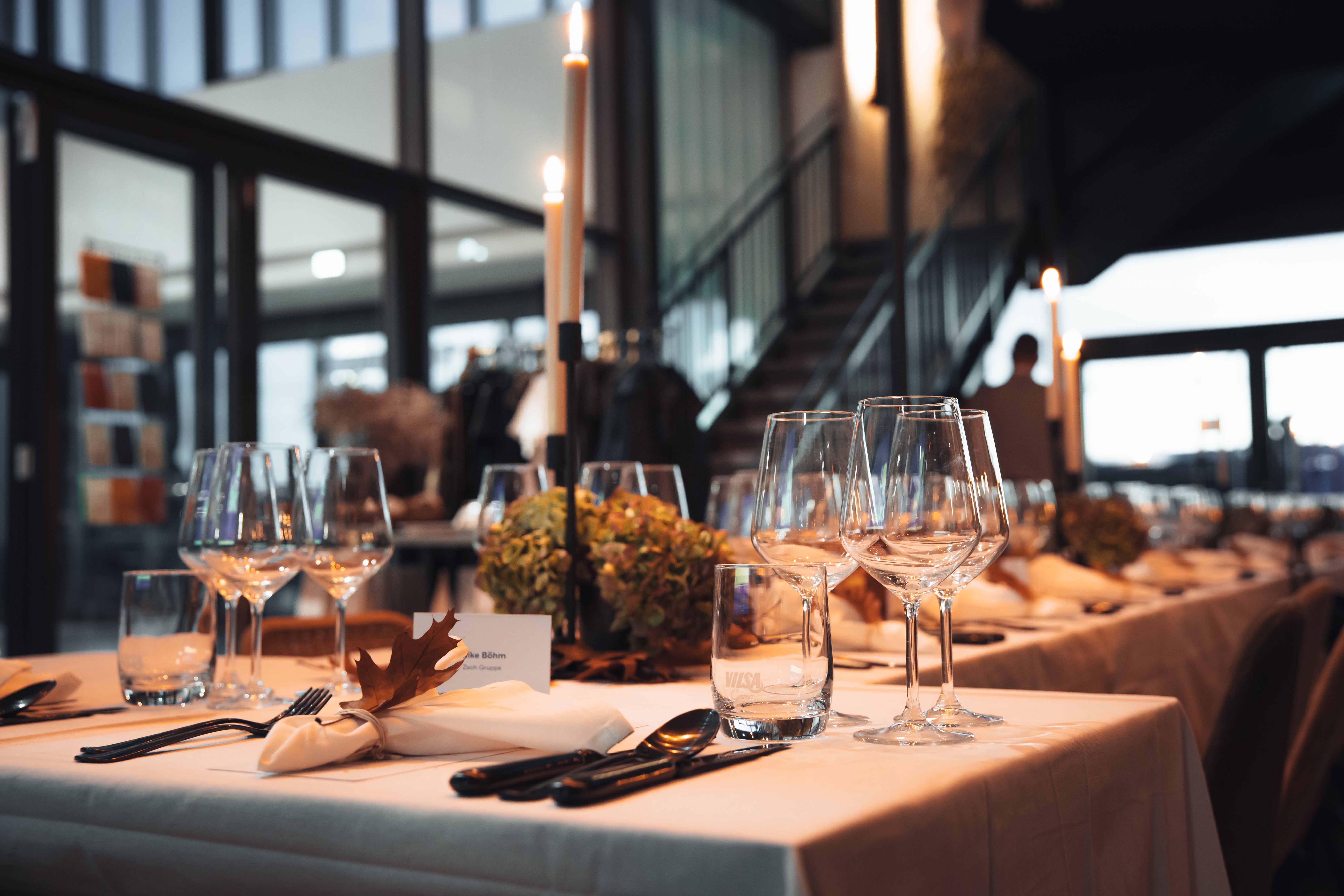 gedeckter Tisch beim KI Dinner im Schuppen Eins von team neusta
