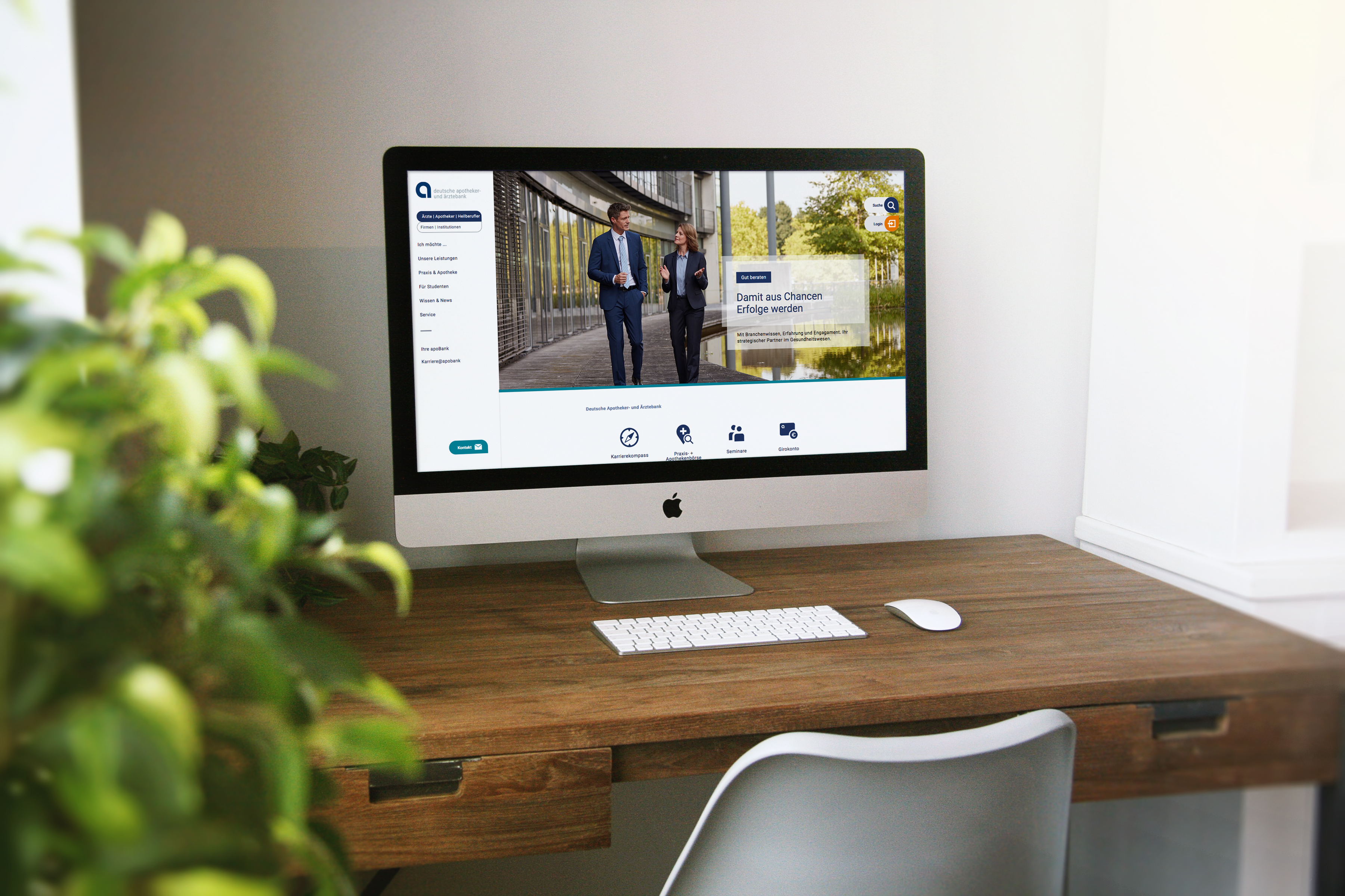 Website der Apobank geöffnet auf PC mit Tastatur 