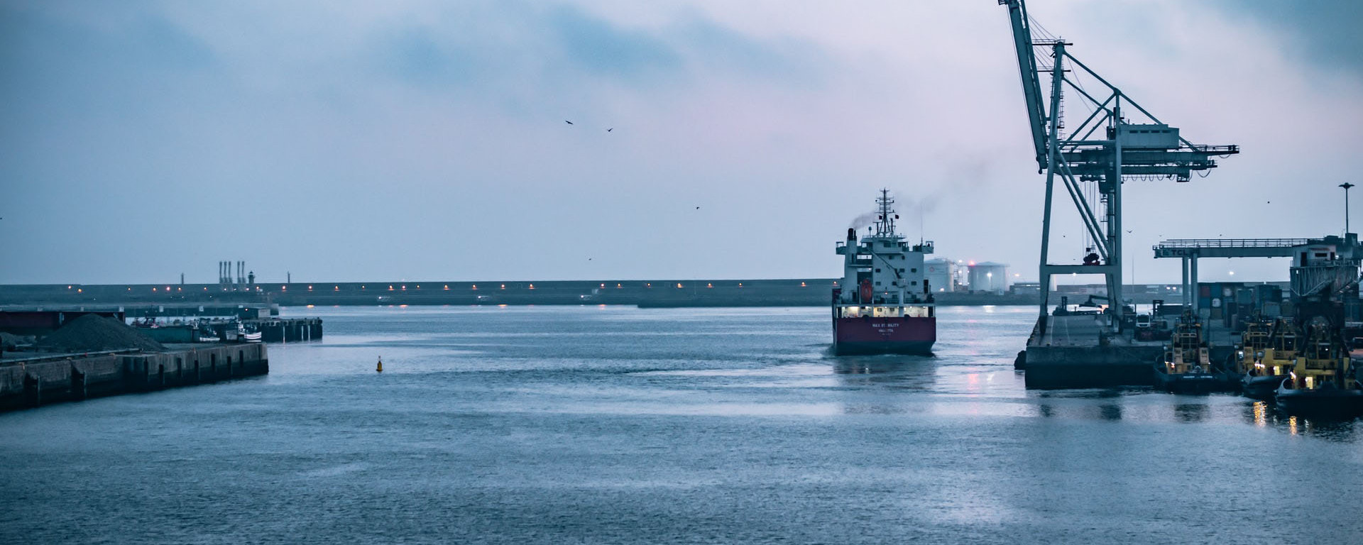 Containerschiff von hinten in einem Hafen