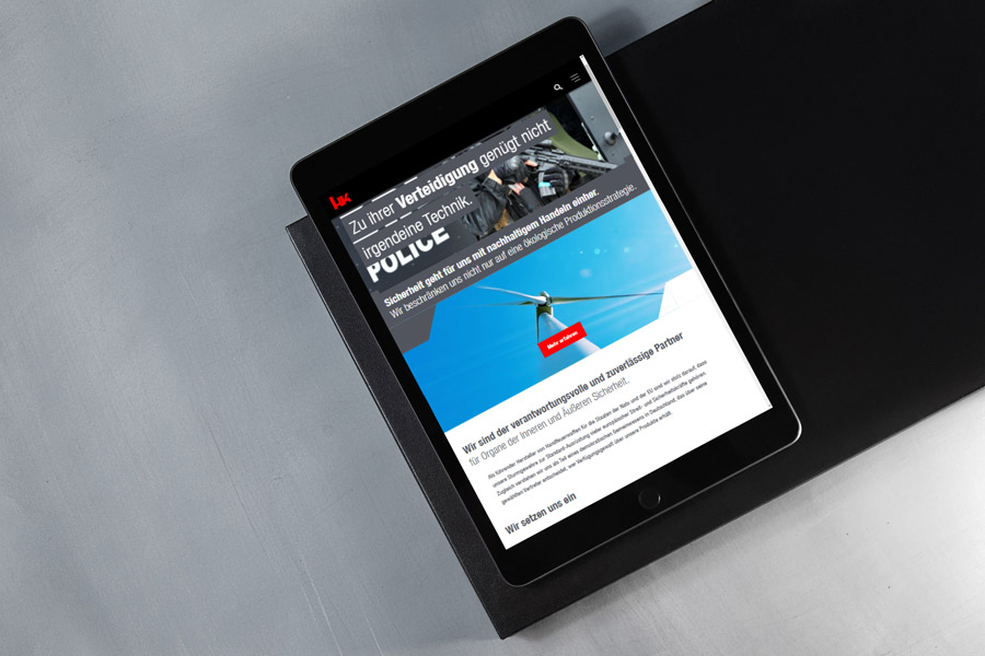 Tablet mit Darstellung der Heckler und Koch Corporate Website nach Relaunch von team neusta