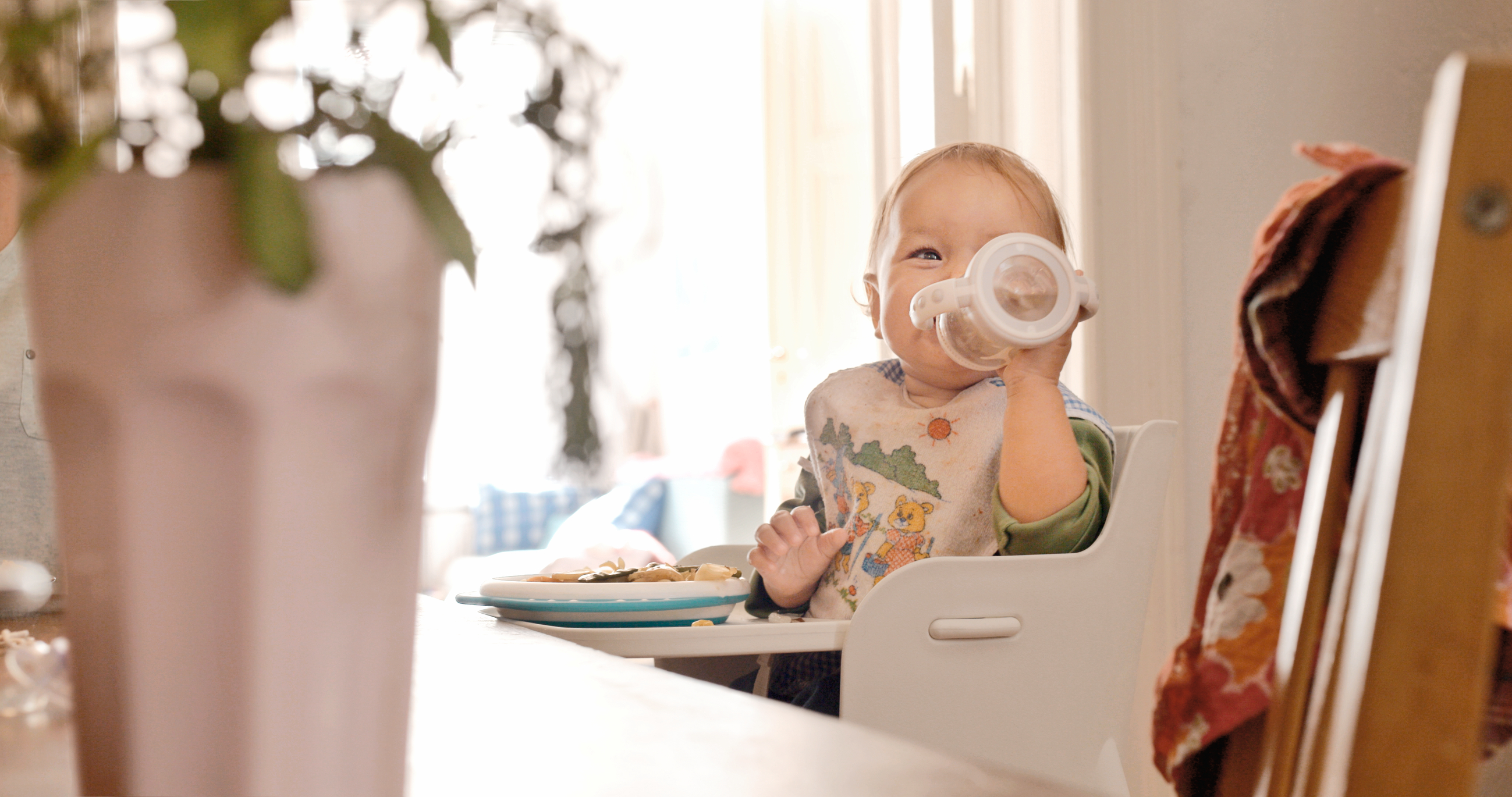 Imagebild für Mapa und Pimcoreeinführung mit Baby im Hochstuhl mit Trinkflasche