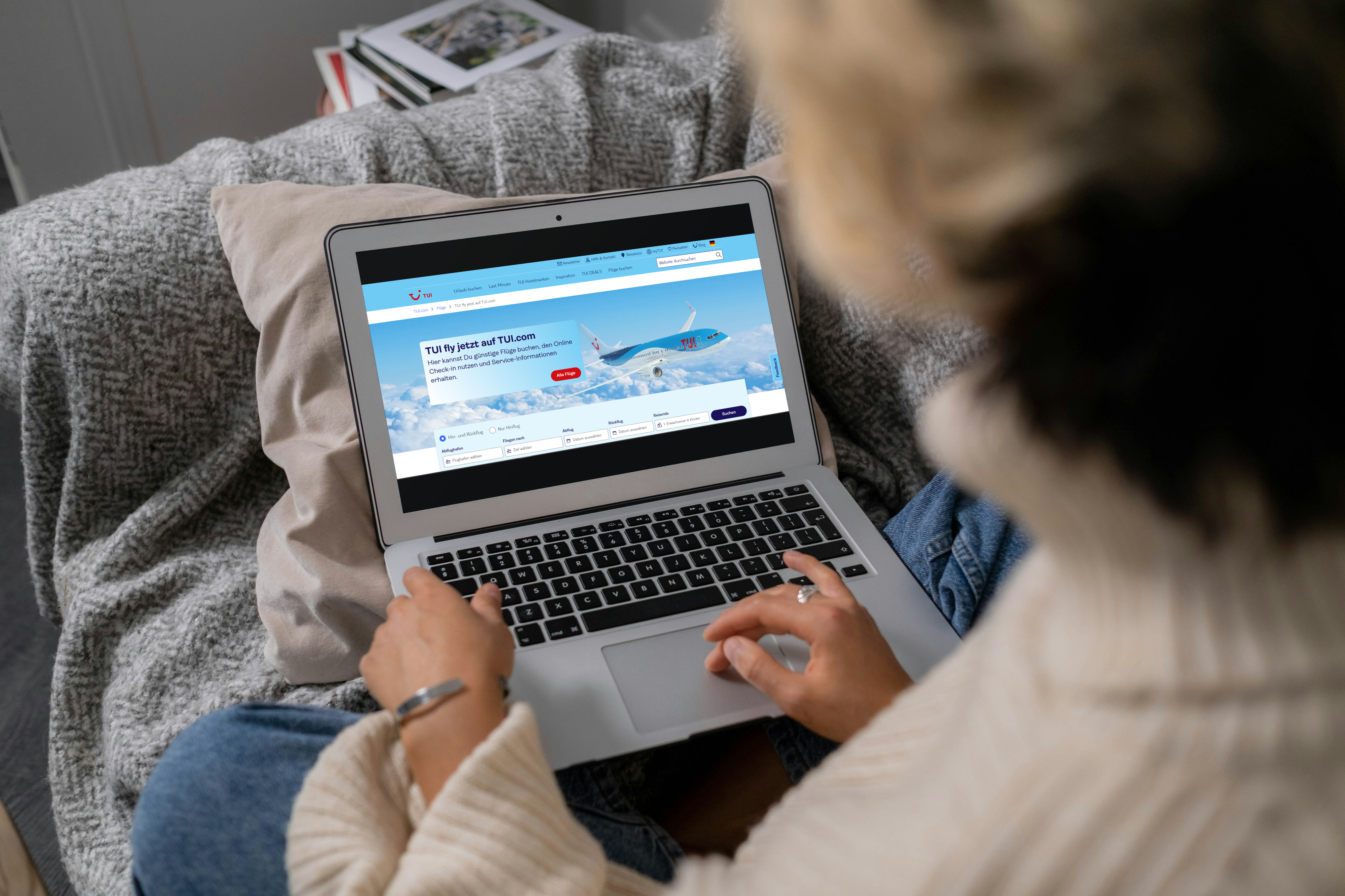 Imagebild Buchung auf tui.com Buchungsportal von zu Hause aus auf Tablet