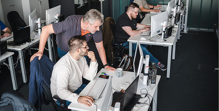 Quereinsteiger bei Ausbildung für IT-Beruf im IT-Bildungshaus