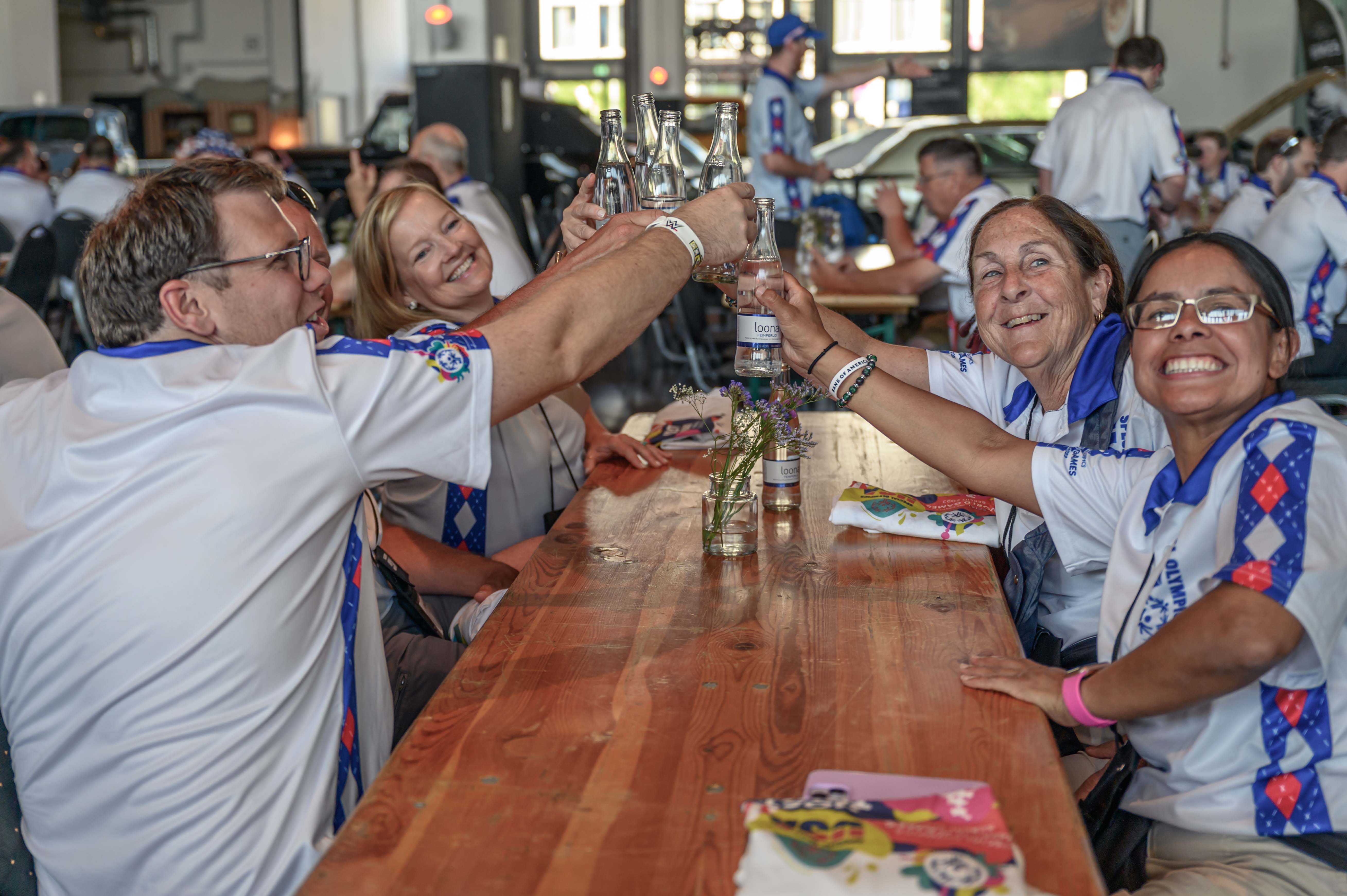 Teilnehmende der Special Olympics stoßen gemeinsam an