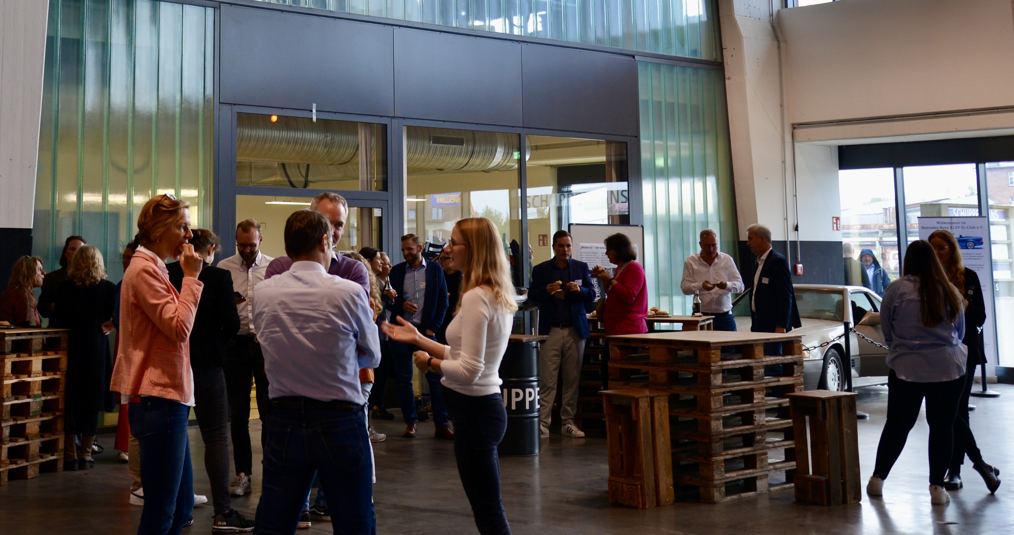 Menschen beim Get together des VIR Austauschmeetings in Bremen