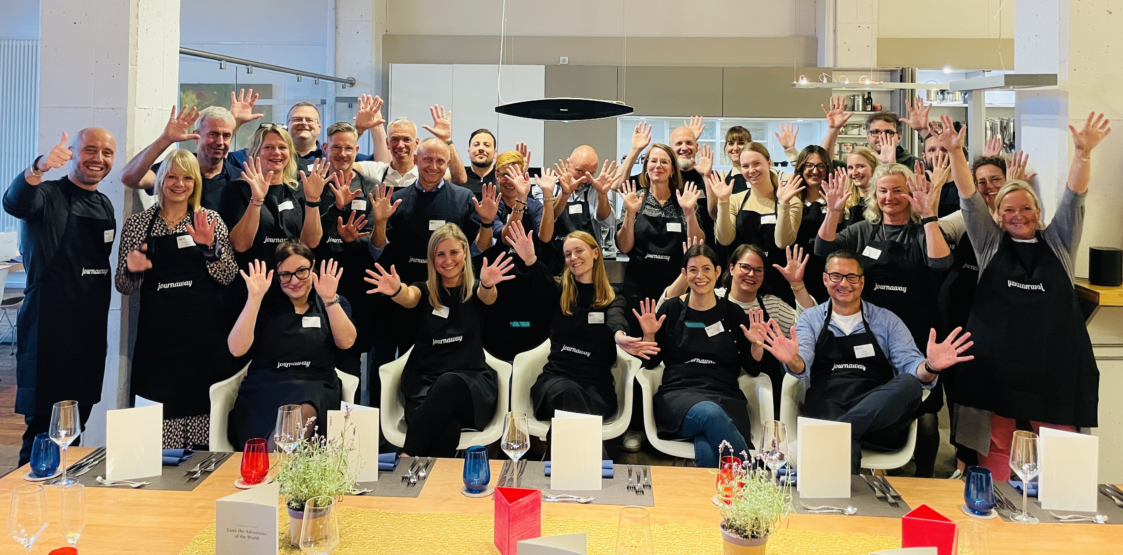 Gruppenbild der Teilnehmenden des VIR Austauschmeetings beim gemeinsamen Kochen
