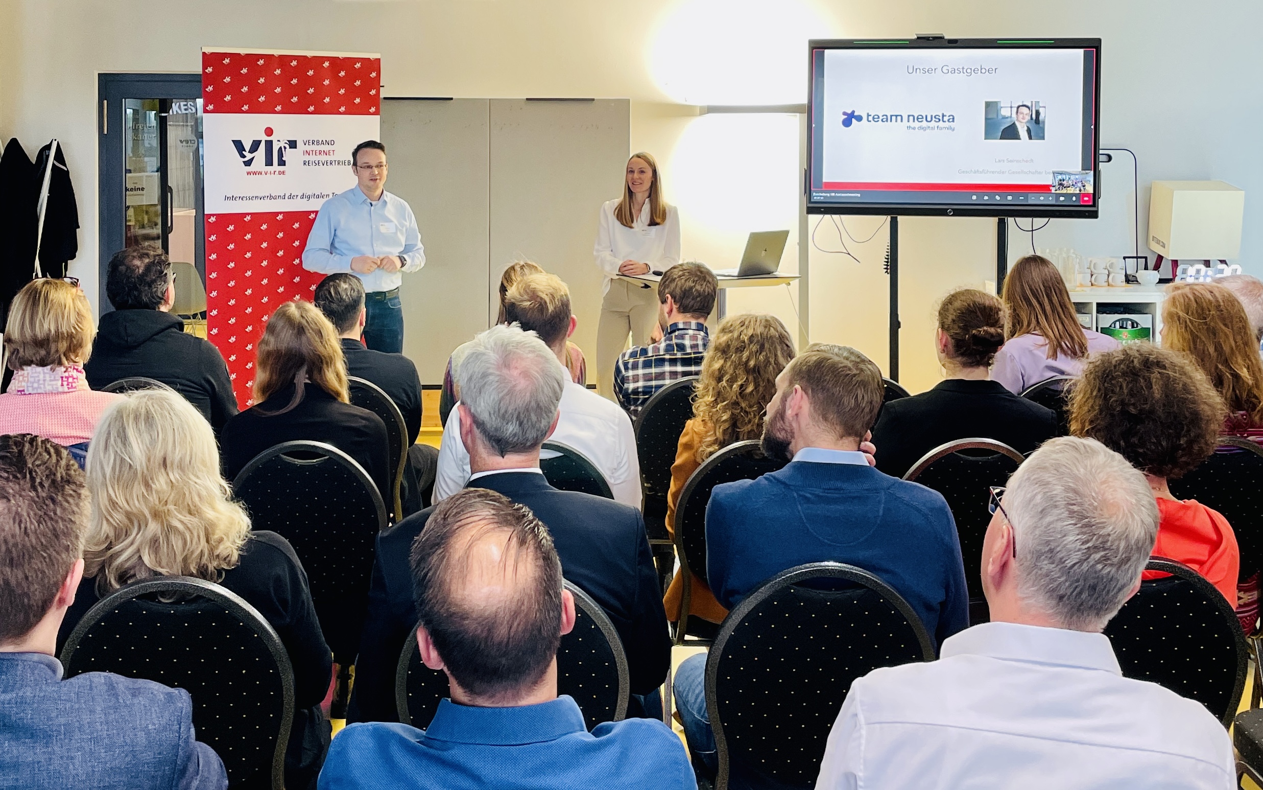 Lars Seinschedt von team neusta vor Zuhörern beim VIR-Austauschmeeting