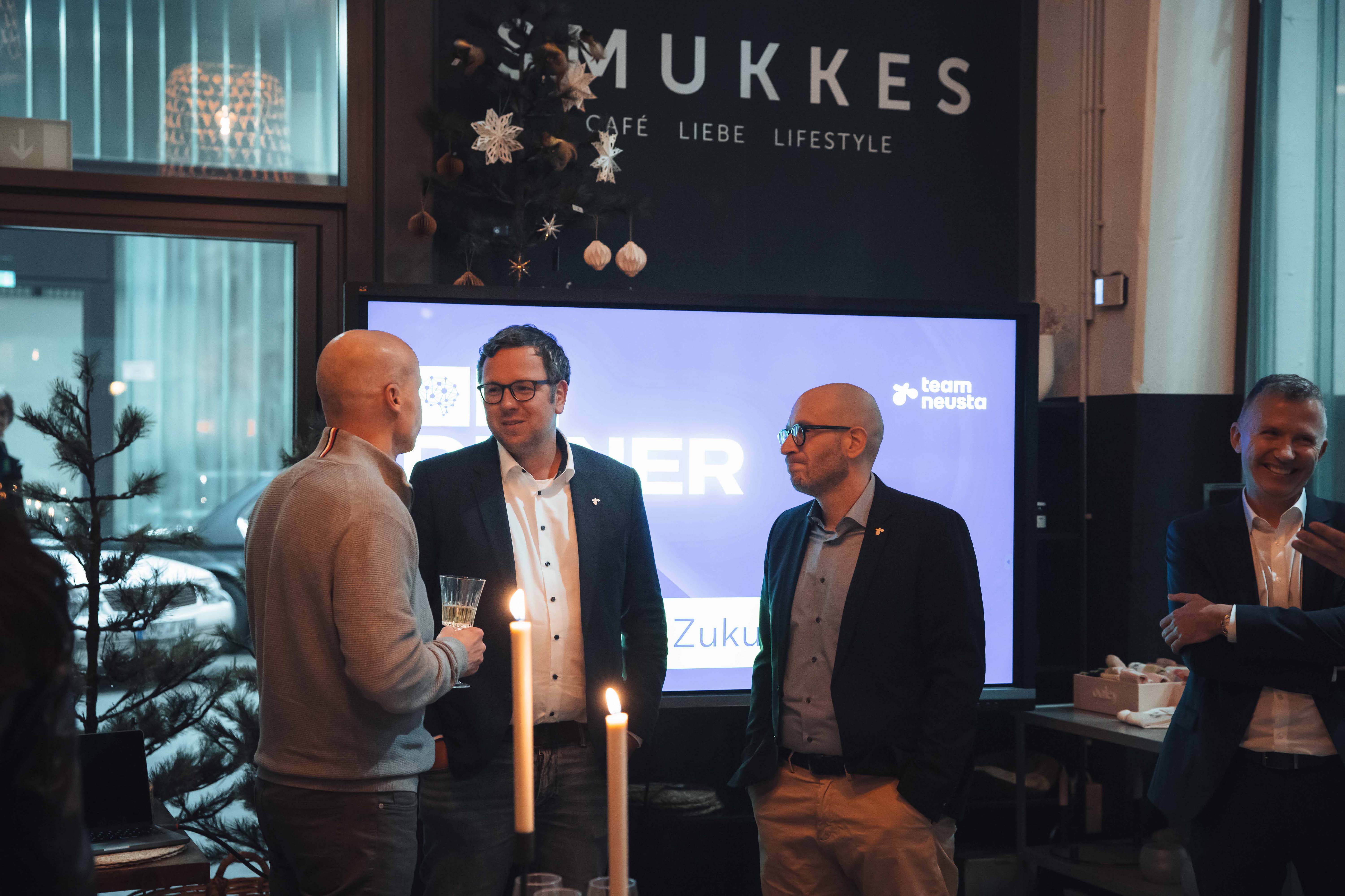 drei Personen unterhalten sich beim KI Dinner im Schuppen Eins