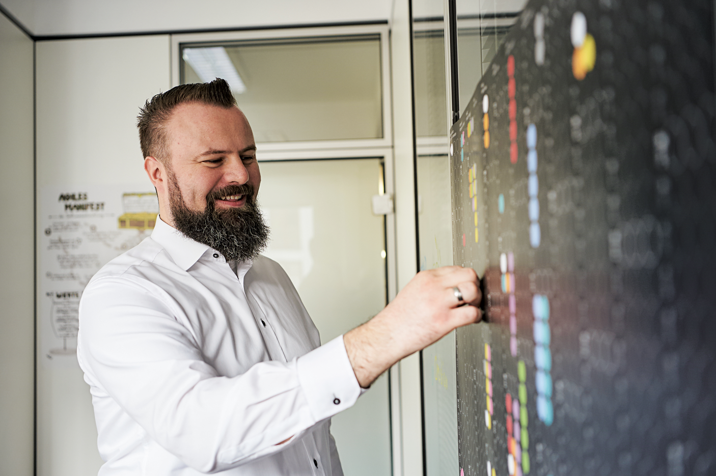 Mann steht an einem Planungsboard