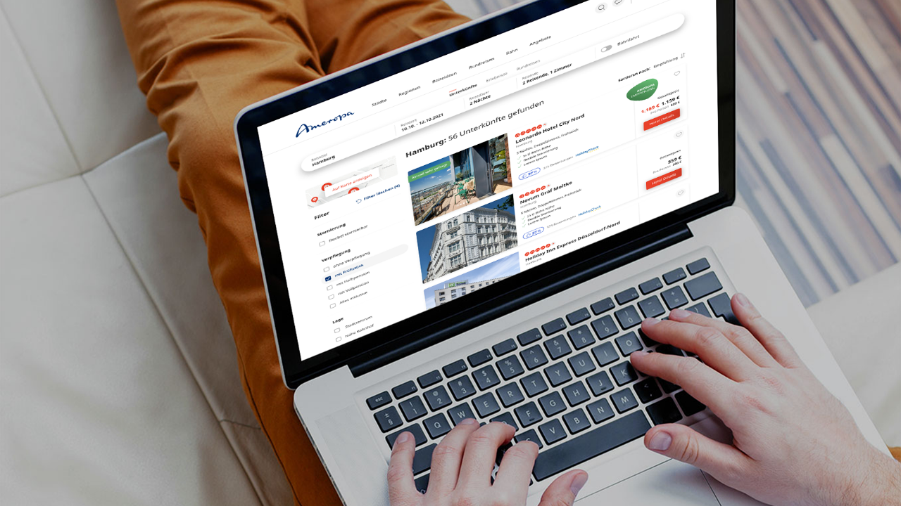 Mann hält Laptop auf dem Schoß mit geöffneter Ameropa Website