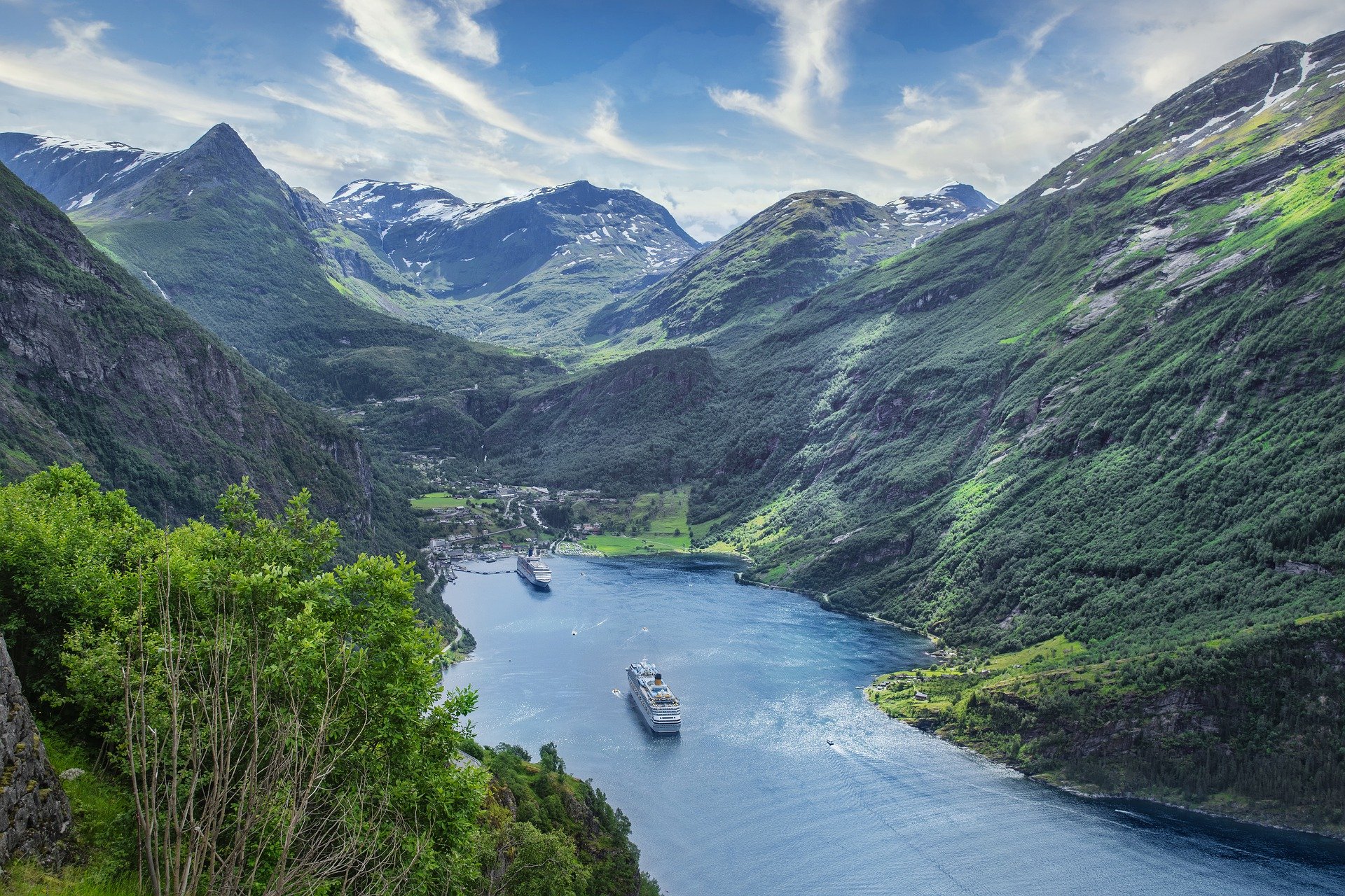Ansicht Berge & Meer zwei Kreuzfahrtschiffe in einem Fjord