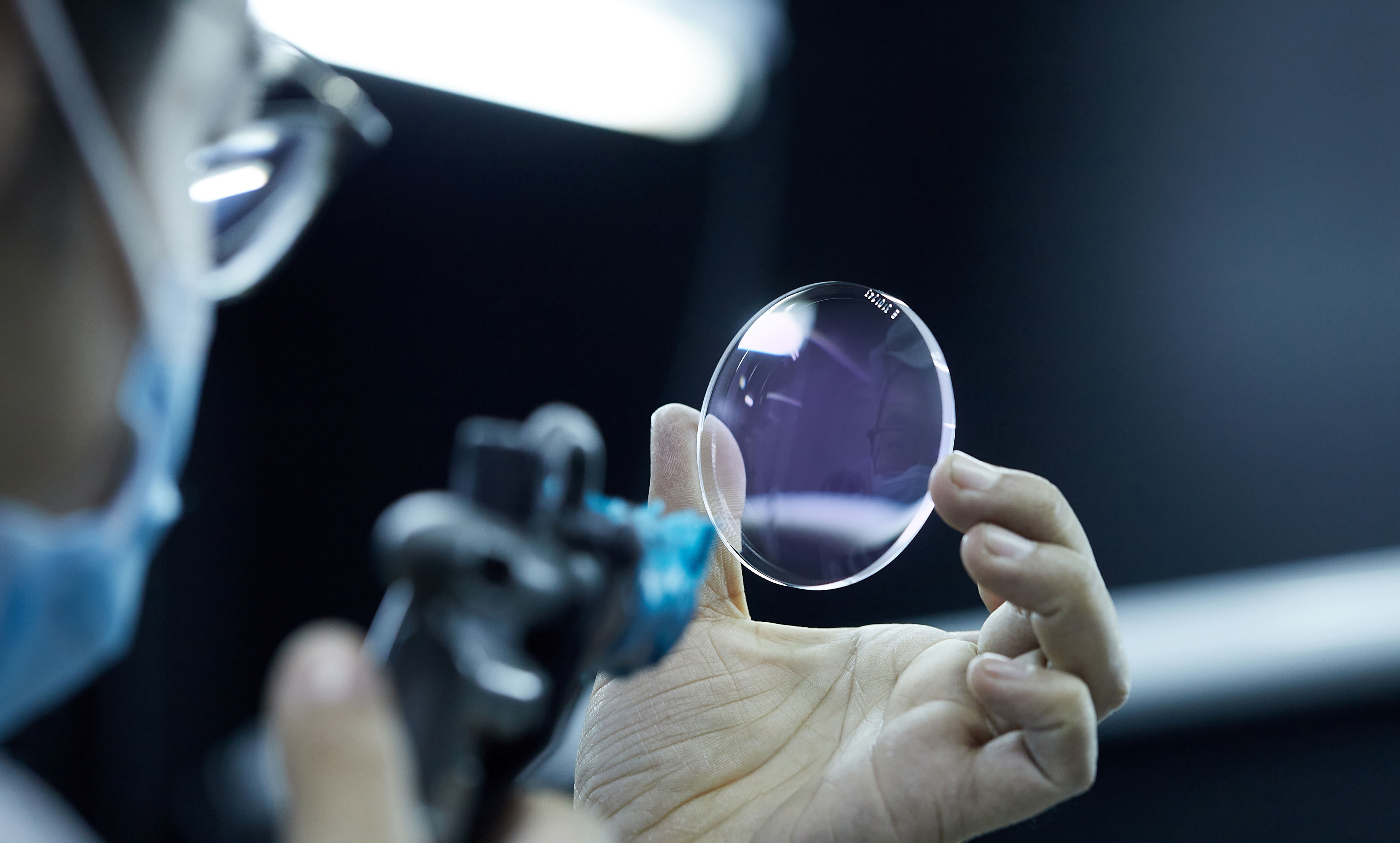 Beispielhafte Darstellung der Linsen Produktion in der feinmechanisch-optischen Industrie