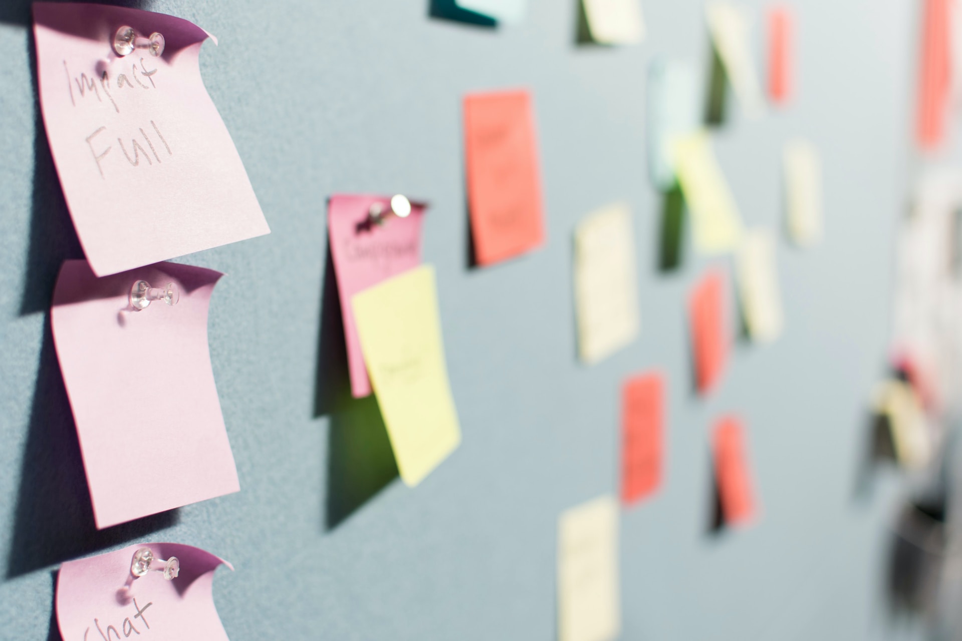 Bunte Post-It-Zettel auf einer Pinwand
