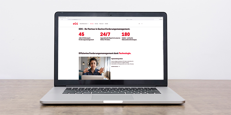 Laptop mit EOS Website auf einem Schreibtisch