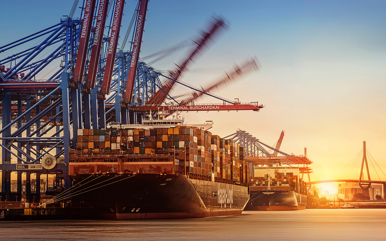 Containterschiff von Hapag Lloyd liegt im Hafen