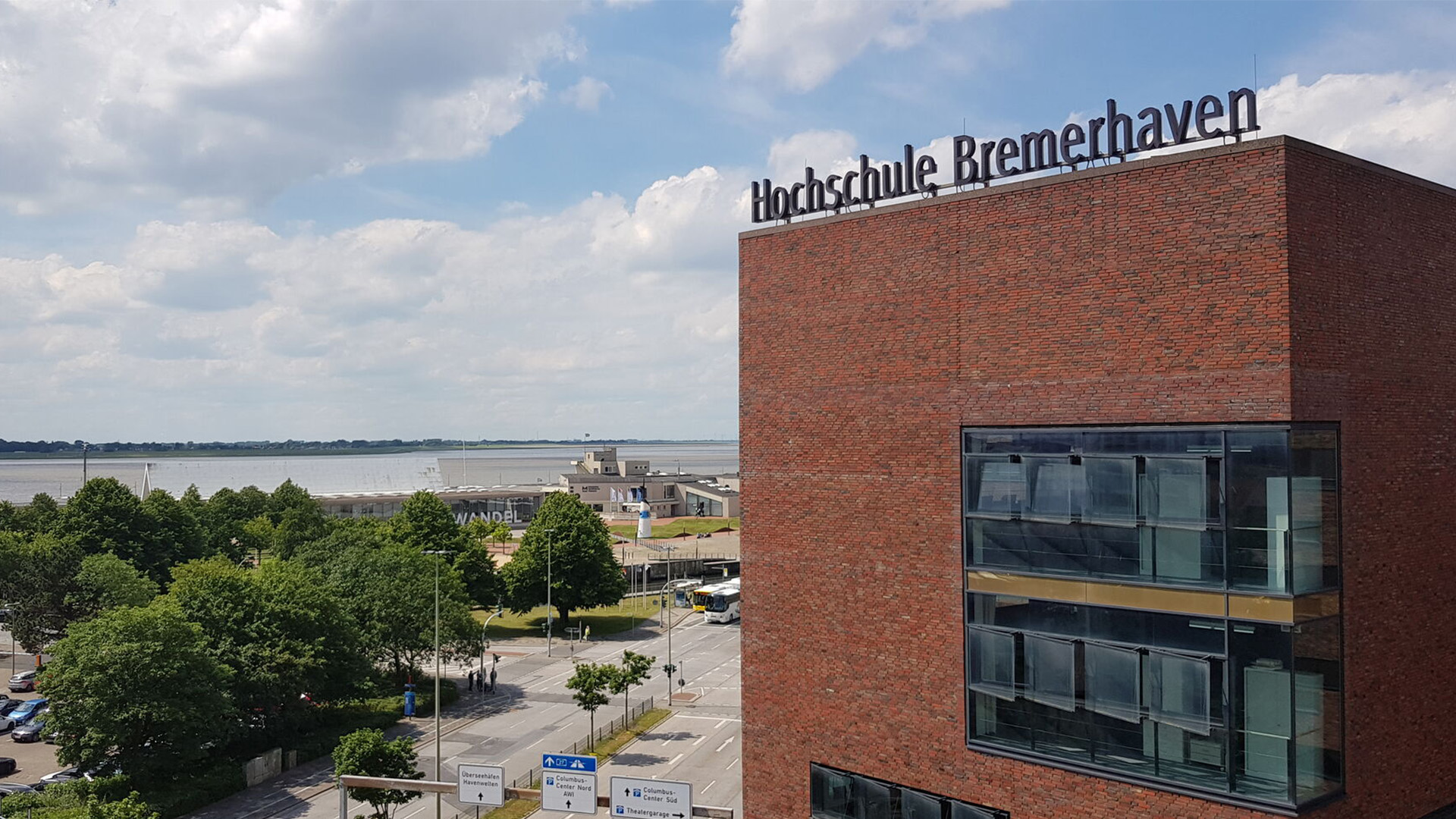 Gebäude der Hochschule Bremerhaven im Kontext Websiterelaunch