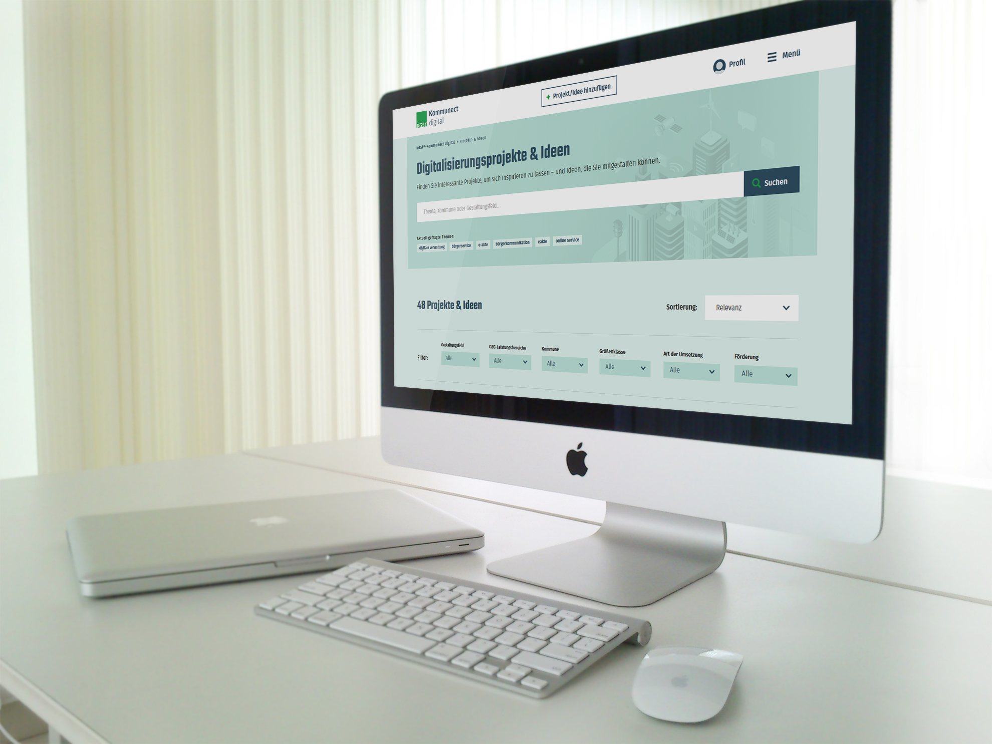 Schreibtisch mit Laptop, Tastatur, Maus und BIldschirm mit Ansichtsscreen kommunect