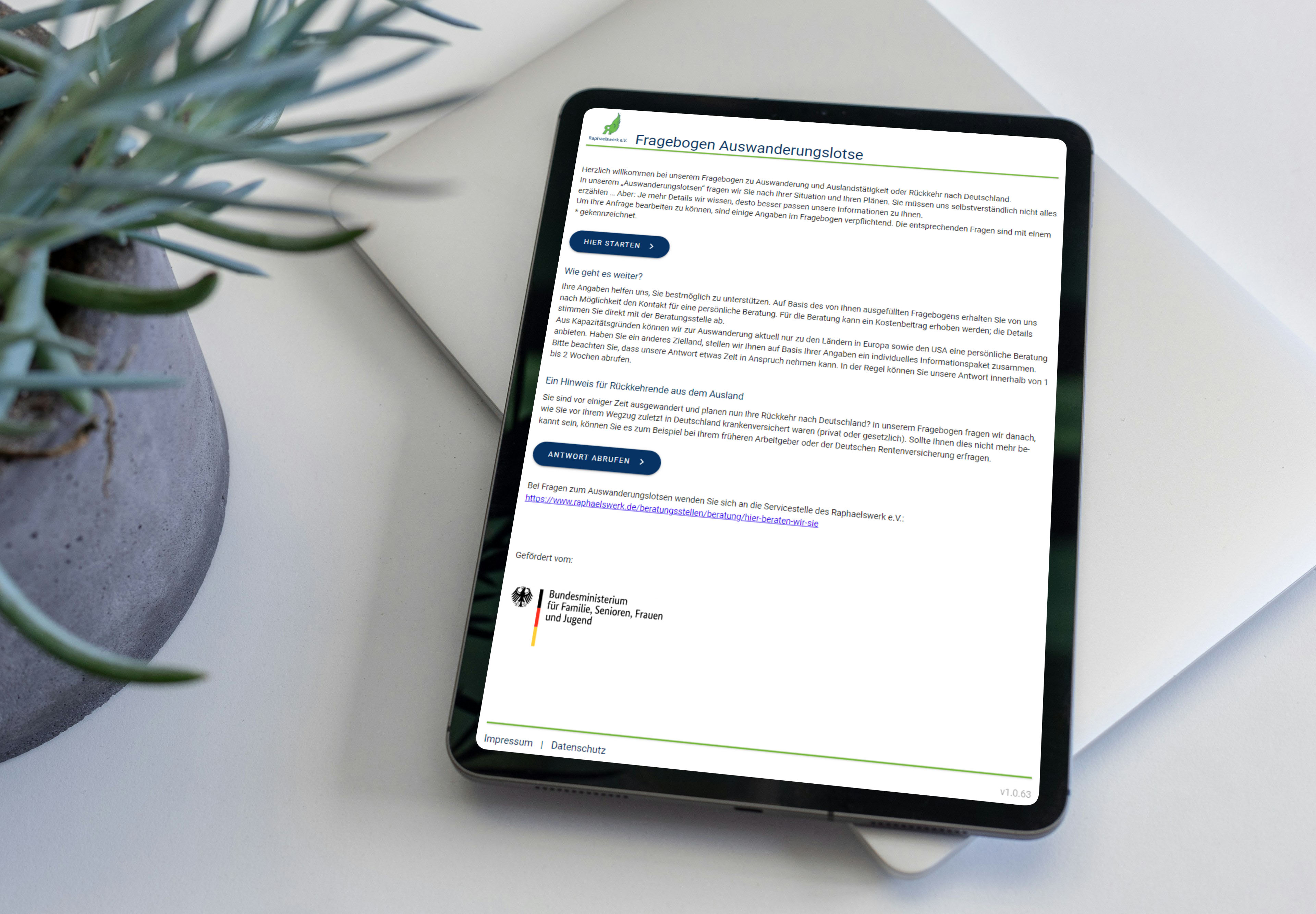 Digitaler Auswanderungslotse von Raphaelswerk bildlich dargestellt auf Tablet