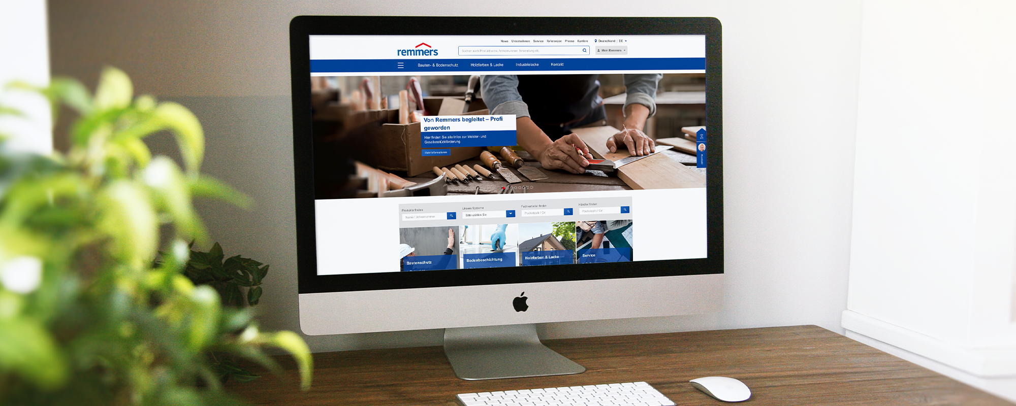 Ansicht auf Desktop von Remmers Homepage in einem Mockup mit Holzschreibtisch