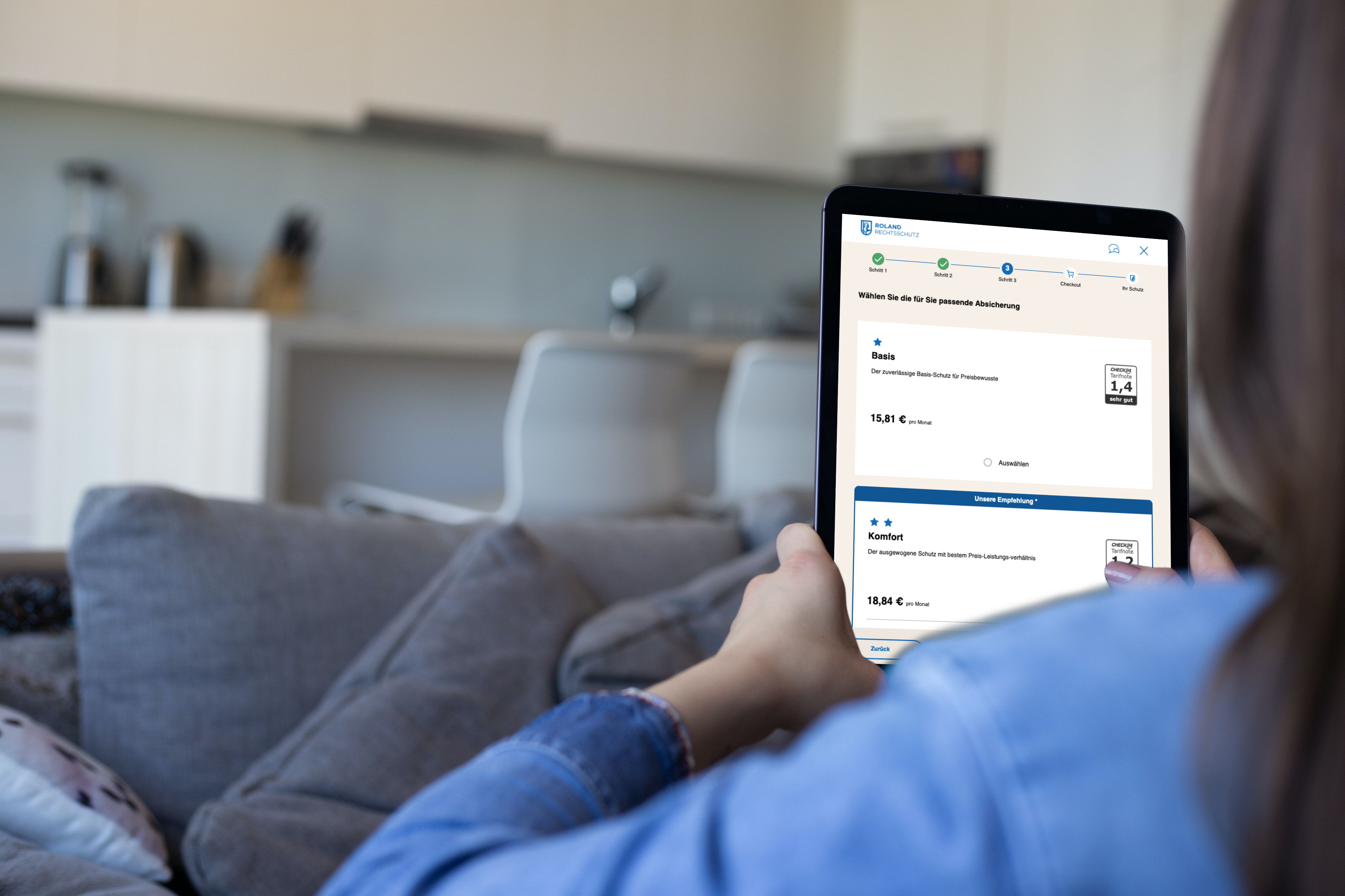 Mockup mit Frau auf Sofa, die Tablet nutzt zur Ansicht der Website von Roland-Versicherung