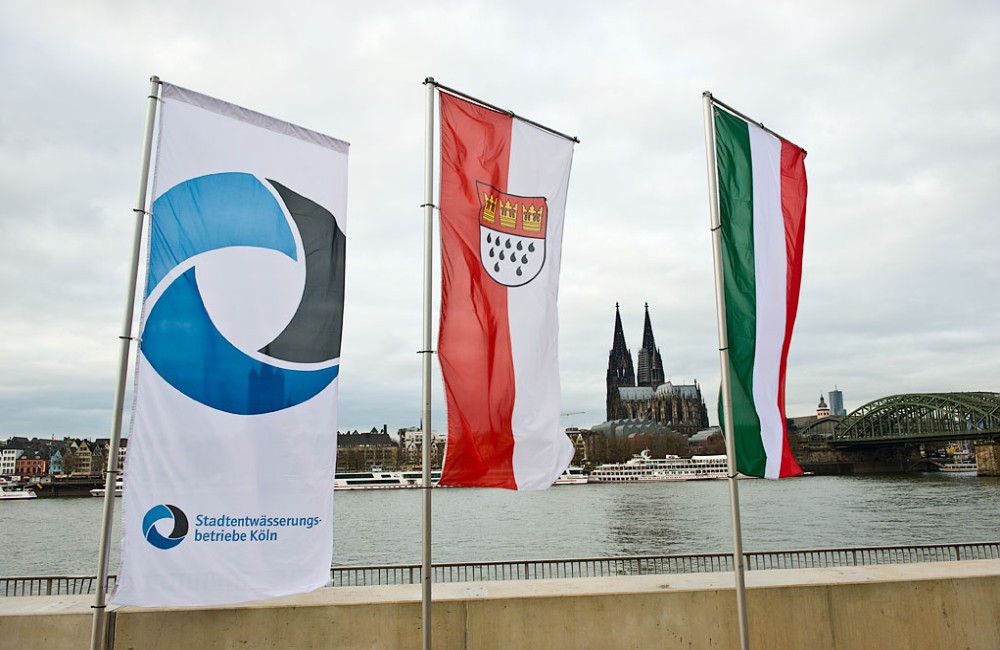 Imagebild mit drei Fahnen für Case Stadtentwässerung Köln und First Spirit