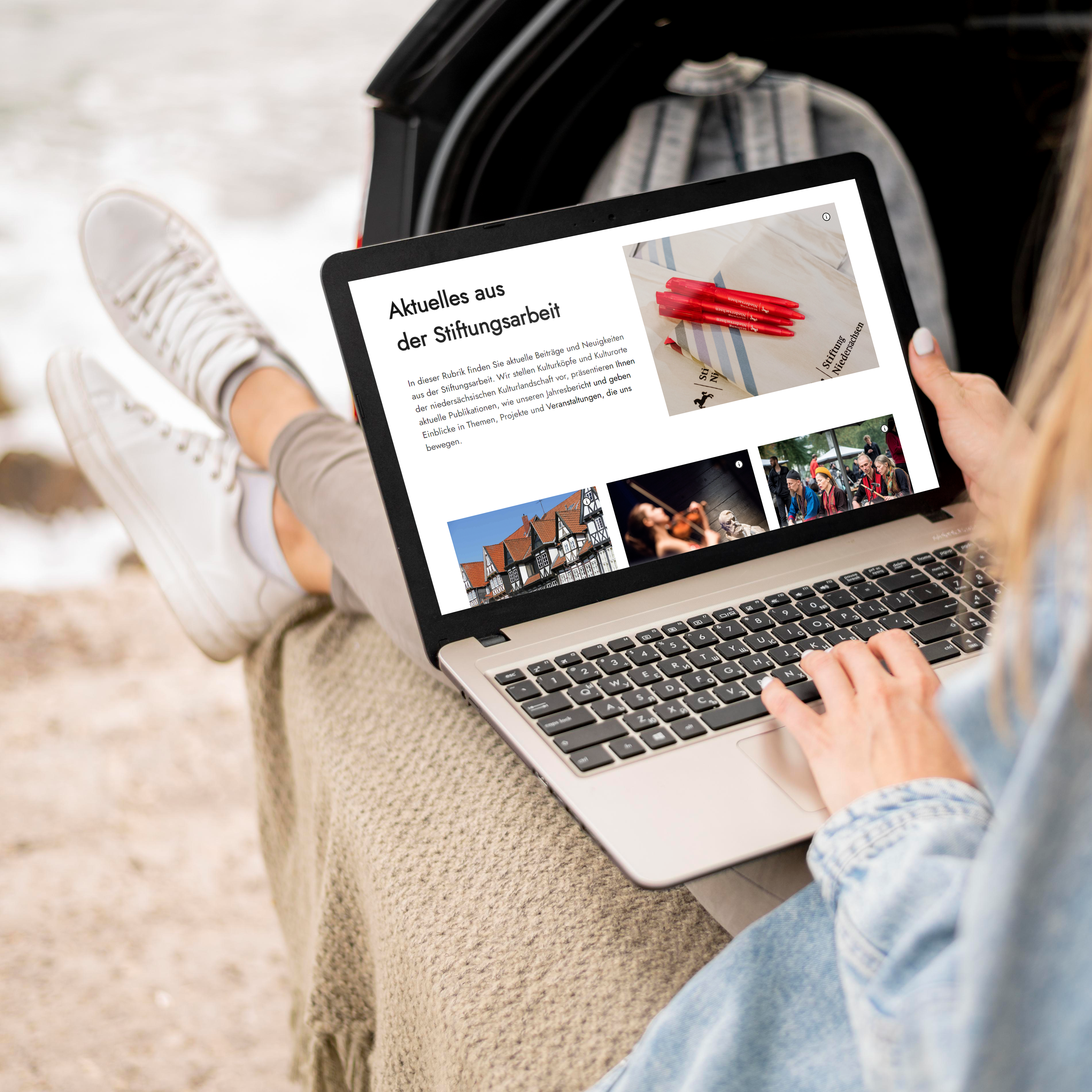 Frau mit Notebook als Imagebild für Case Relaunch Stiftung Niedersachsen