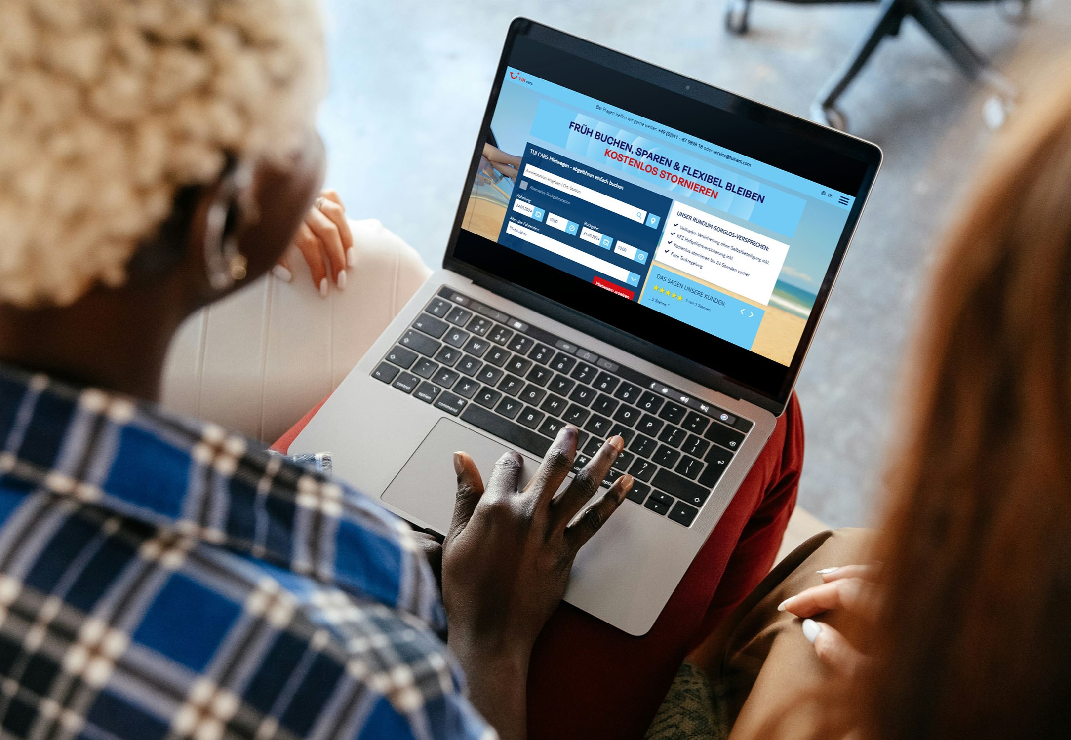 Imagebild Frau schaut auf Startscreen Website von TUI Cars