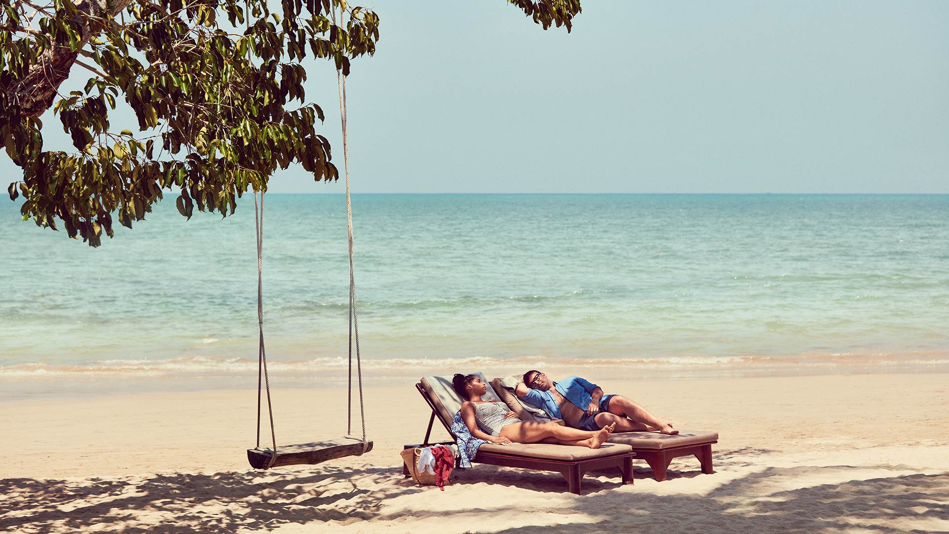 Imagebild mit Pärchen auf zwei Liegen am Strand für Case TUI SAP Einführung