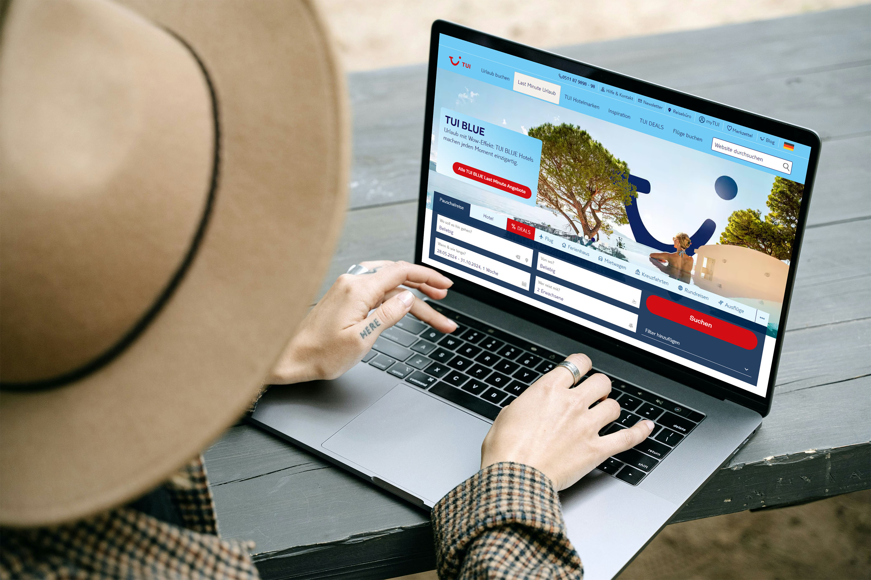 Mockup der TUI.com Website in Desktop Ansicht