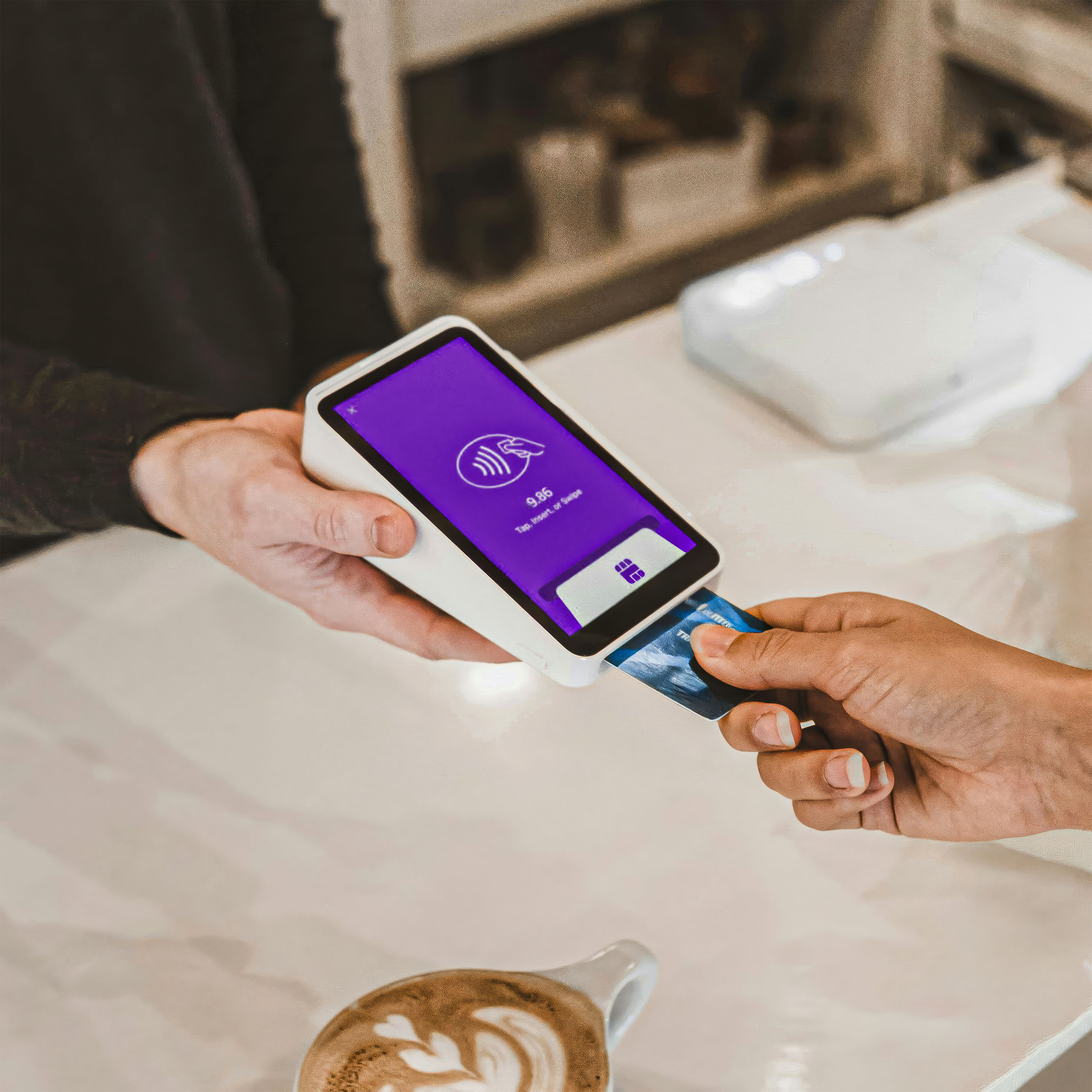 Kartenzahlung mit Kartenlesegerät im Laden