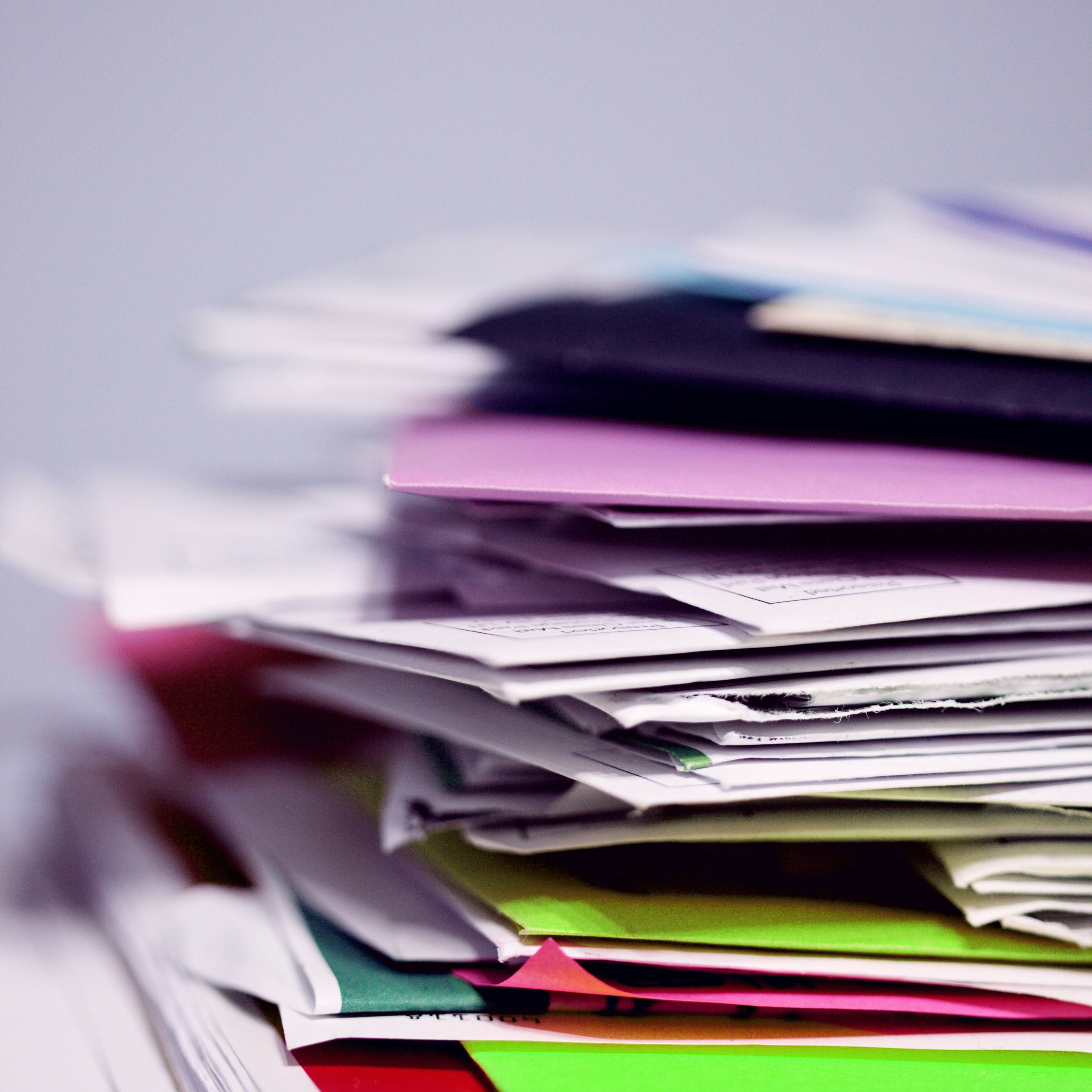 Verschiedene Dokumente und Zettel übereinander gestapelt