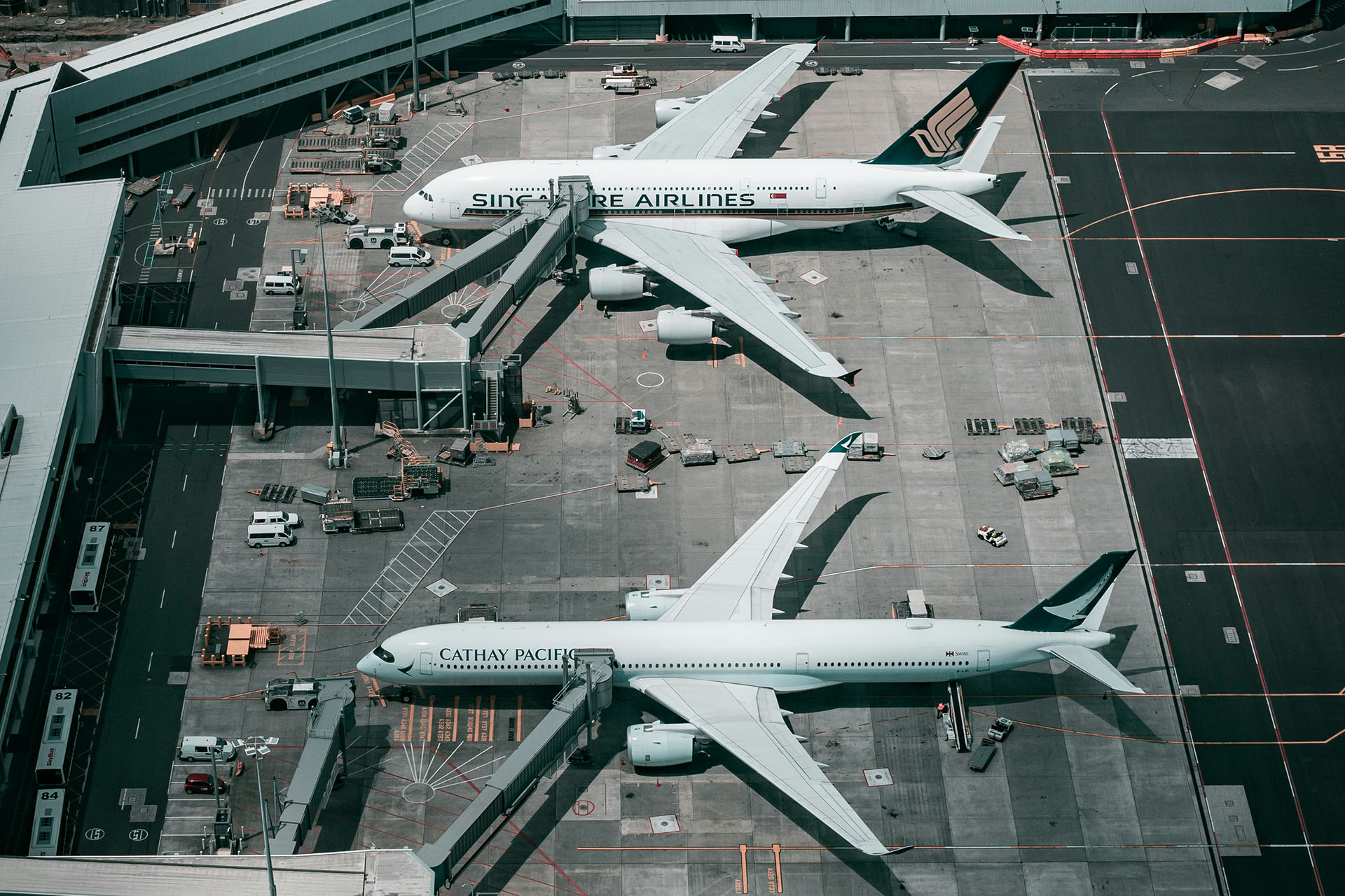 Flugzeuge am Flughafen aus der Vogelperspektive