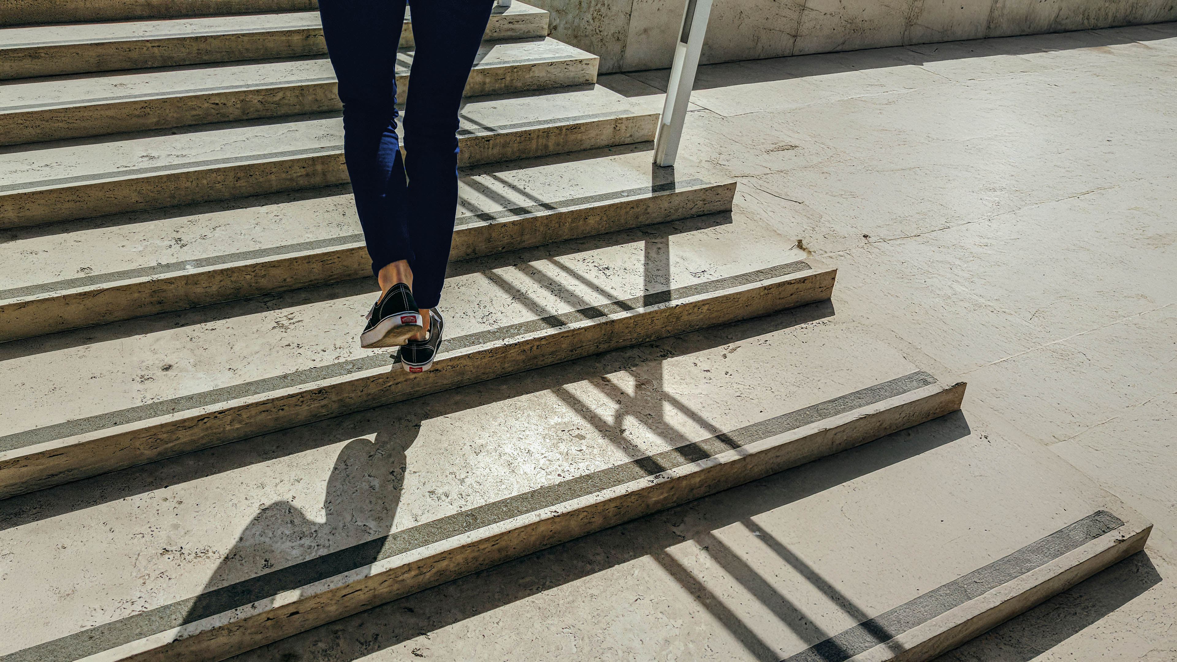 Beine die eine Treppe hinauflaufen