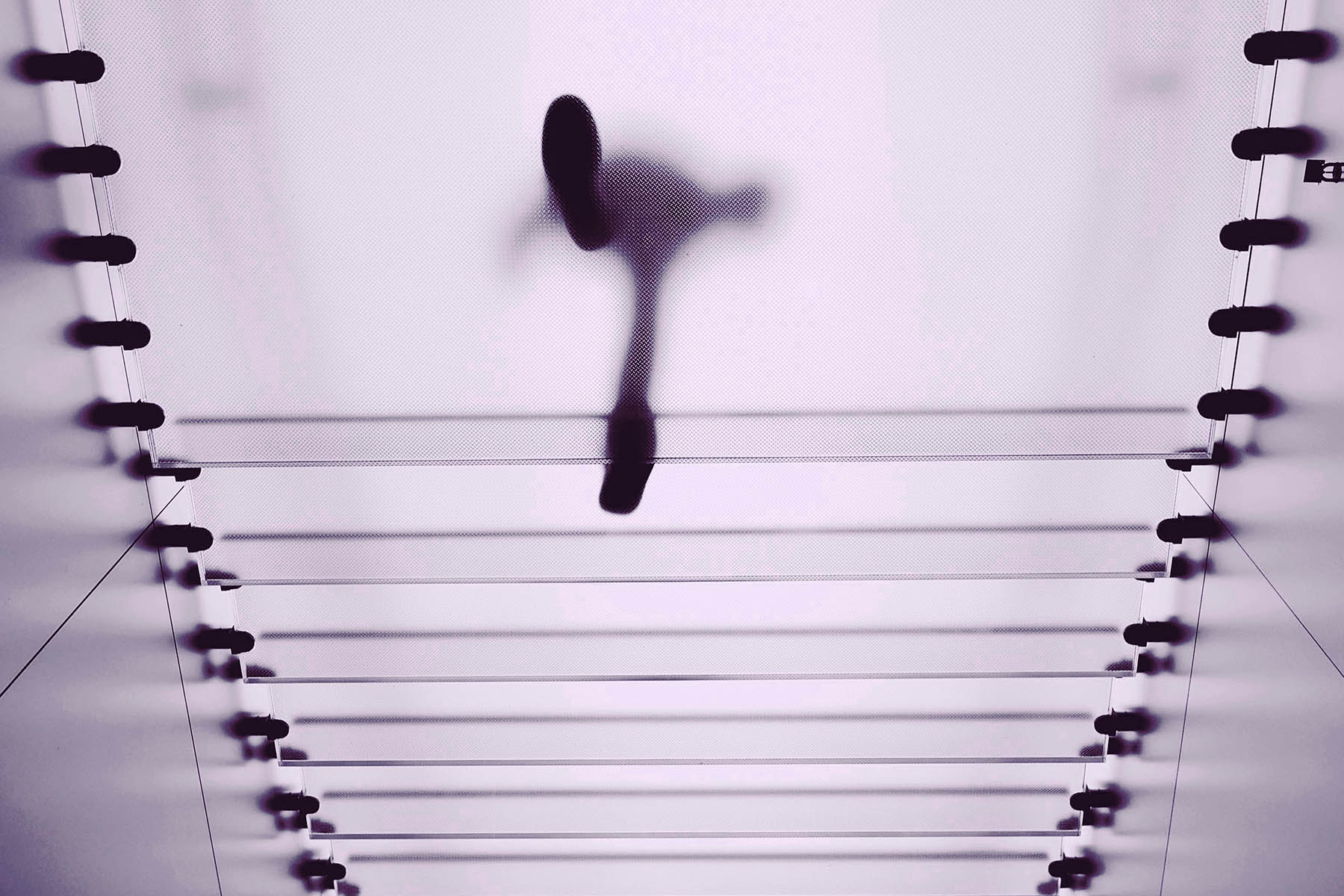 chatten einer Person auf transparenter Glasbrücke von oben gesehen