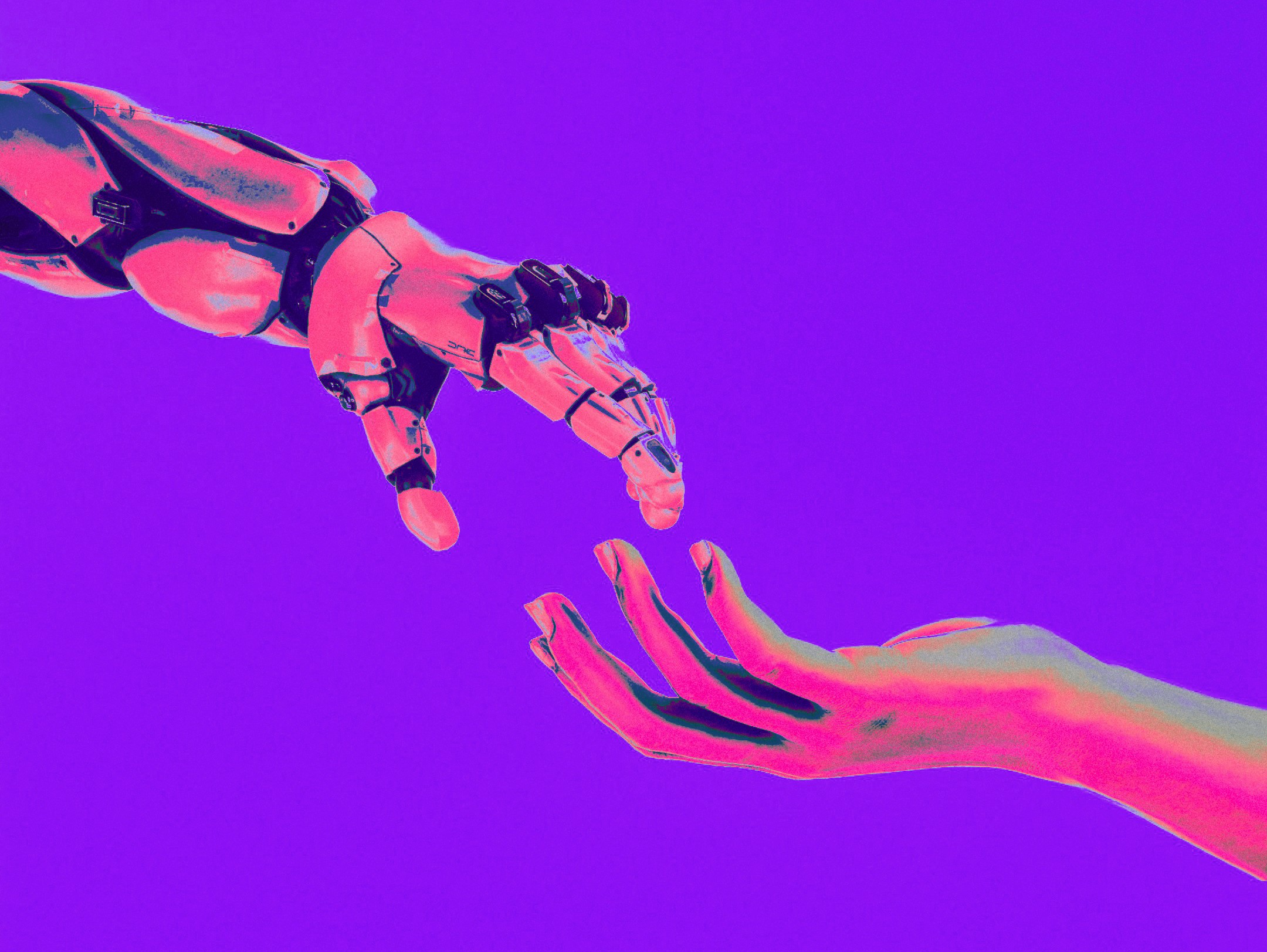Roboterhand und menschliche Hand nähern sich vor violettem Hintergrund