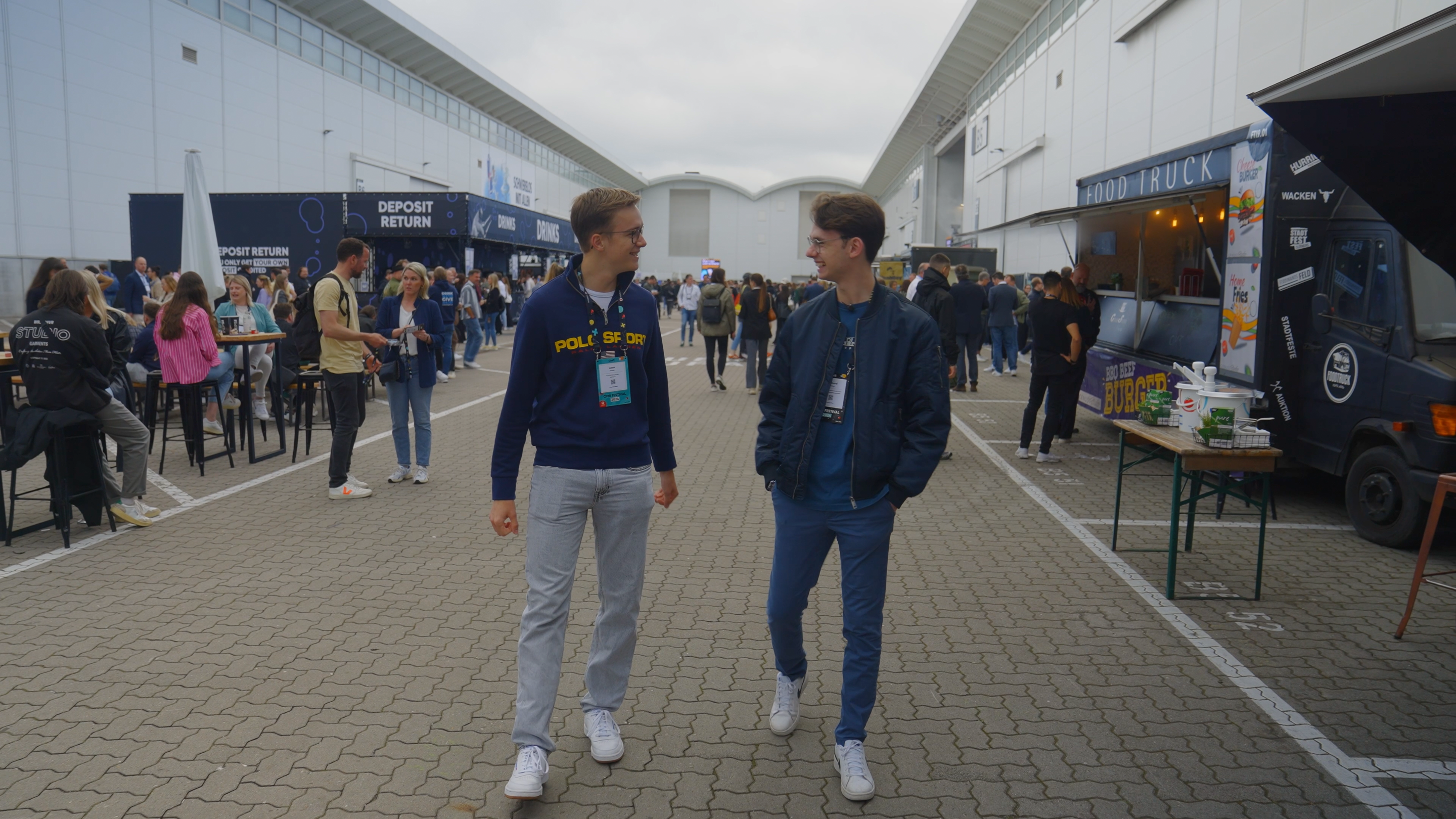 Foto von Lasse Halisch und Lennard Gessner bei der Aufnahme Podcast BROWSER