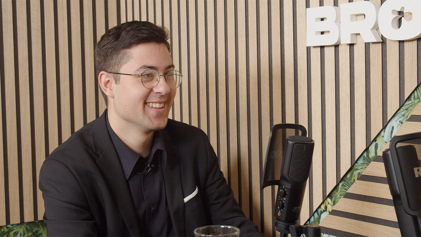 Foto von Davis Zöllner bei der Aufnahme vom Podcast BROWSER