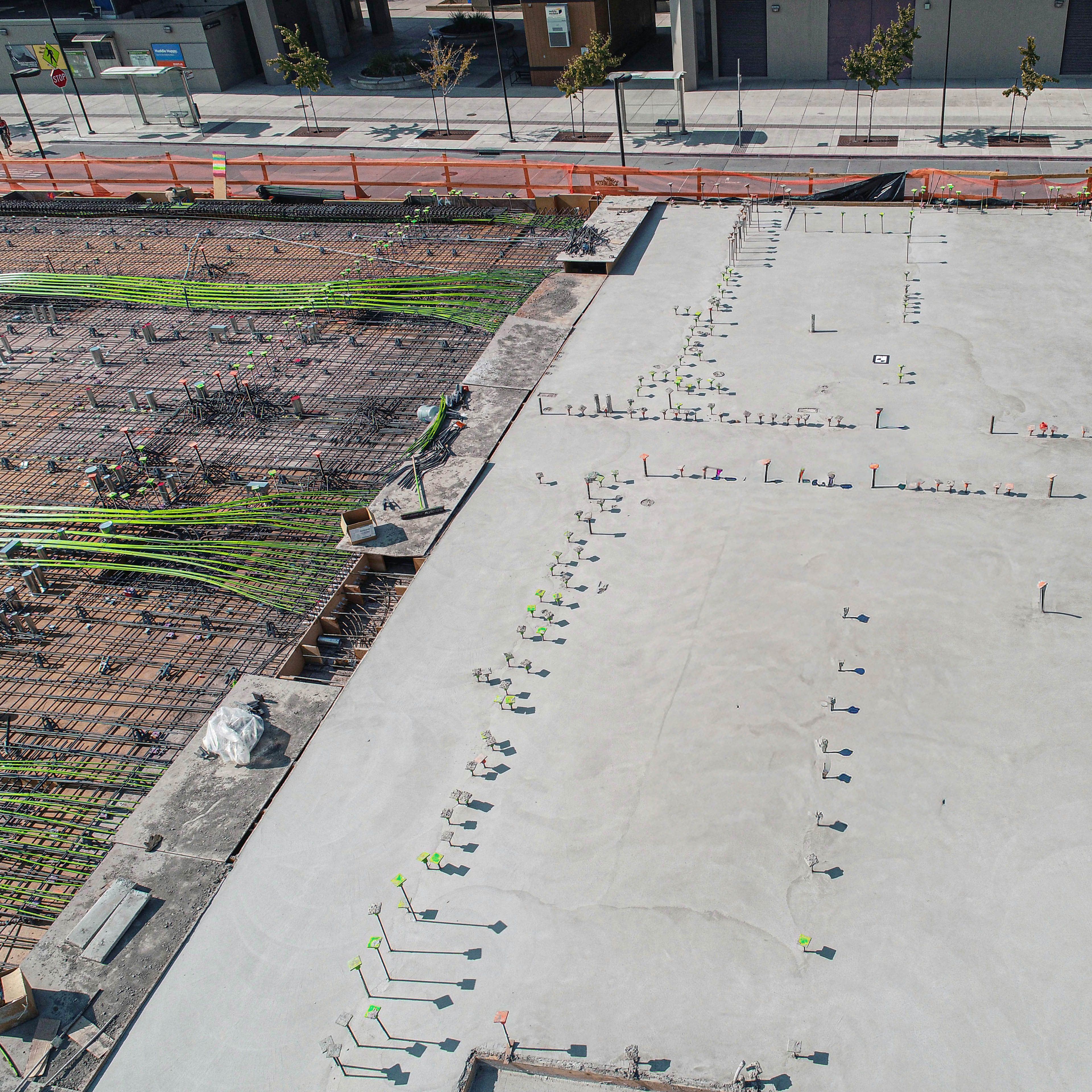 Betonbodenplatte auf Baustelle mit sichtbaren Markierungen