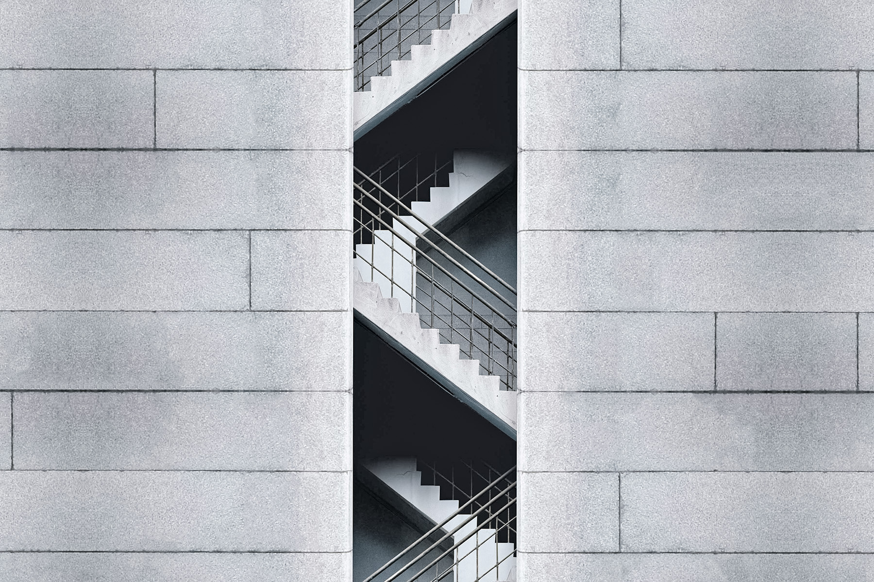 Symmetrisches Treppenhaus moderner Architektur zwischen Betonwänden