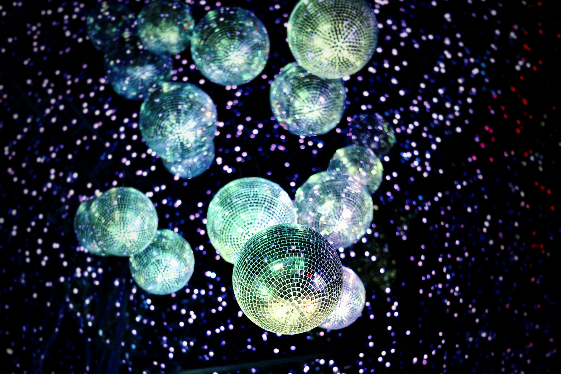 Mehrere Discokugeln von der Decke hängend