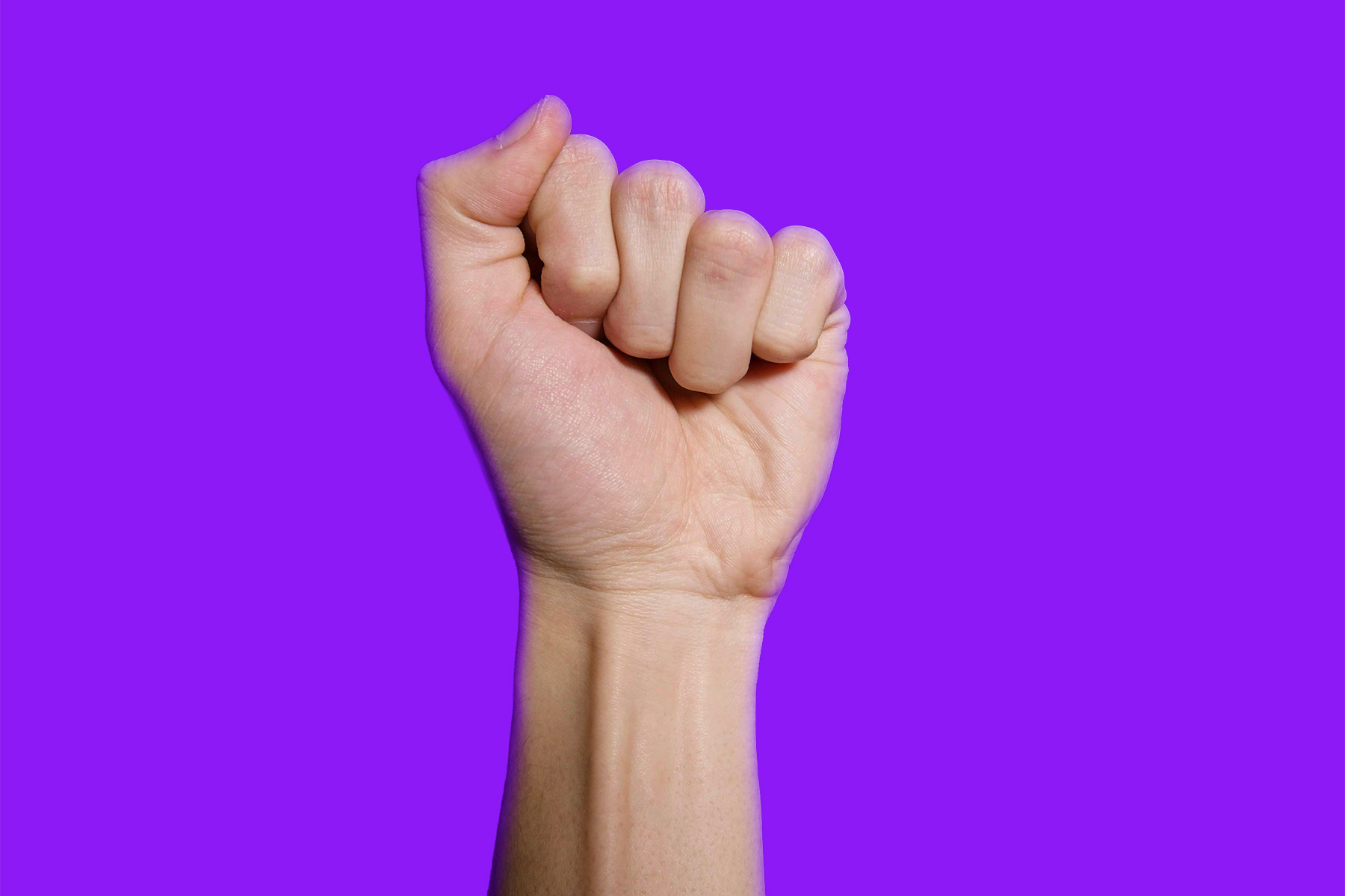 Hand als Faust geballt auf lila Hintergrund
