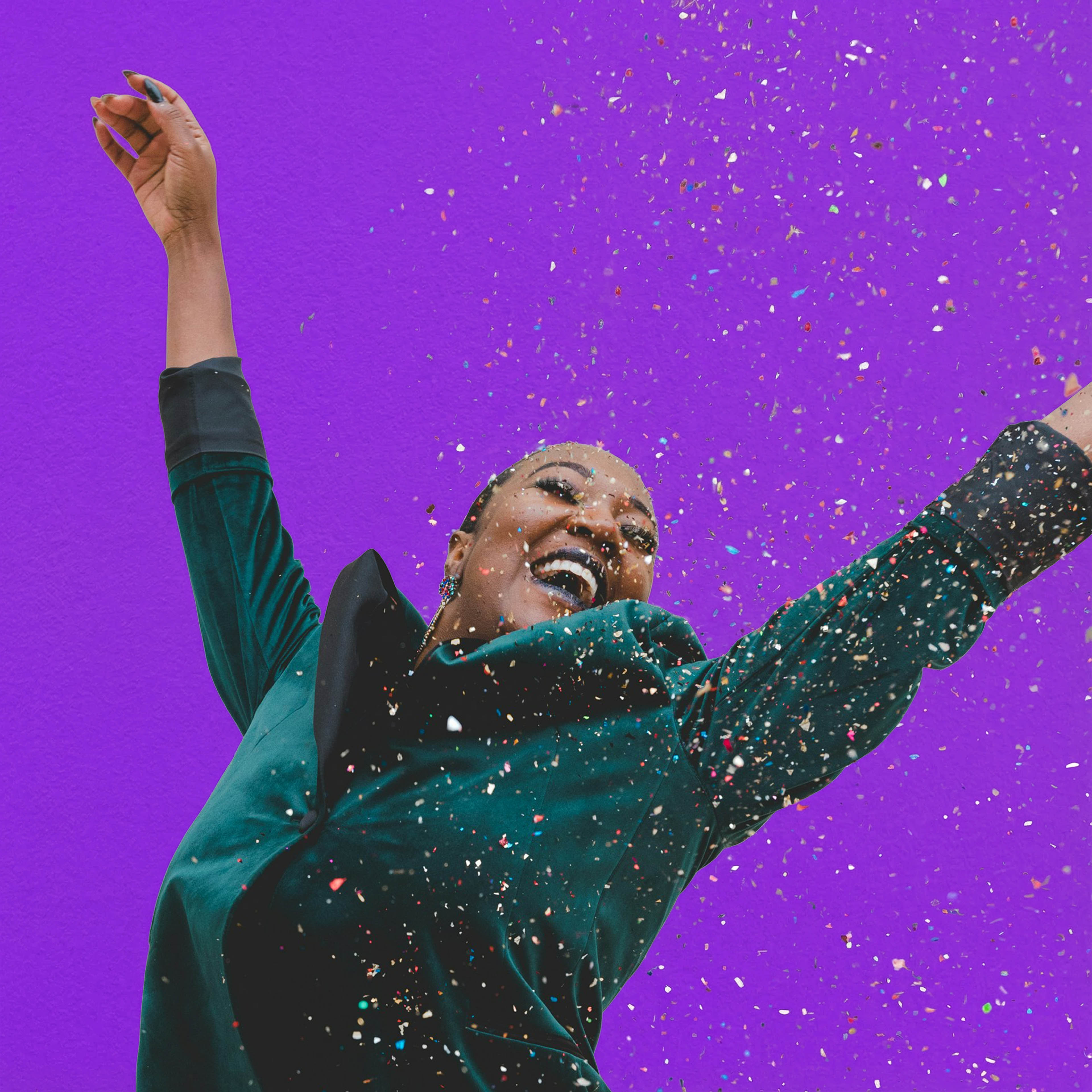 Frau mit grünem Blazer im Konfettiregen