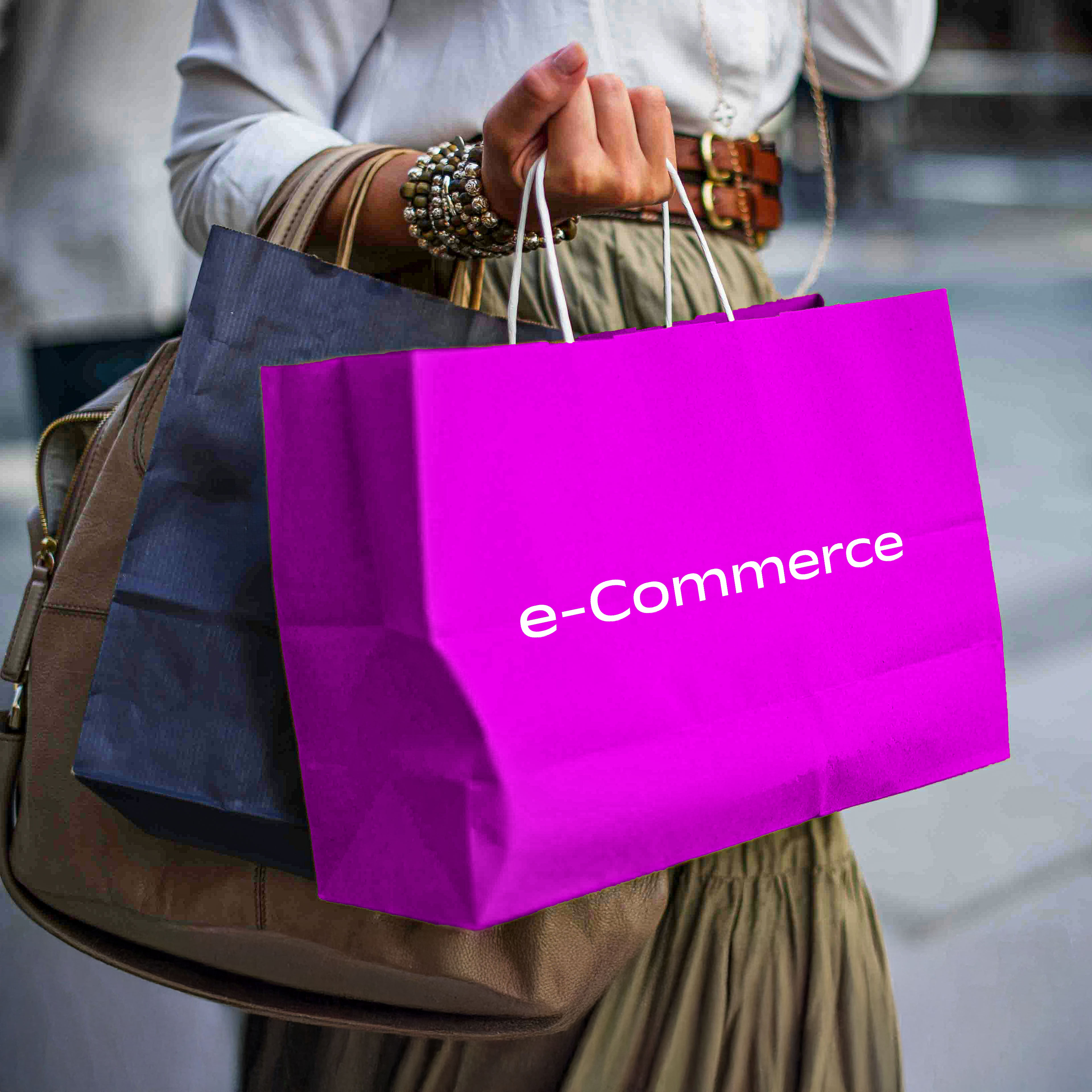Frau trägt mehrere Einkaufstüten auf einer pinken steht ecommerce