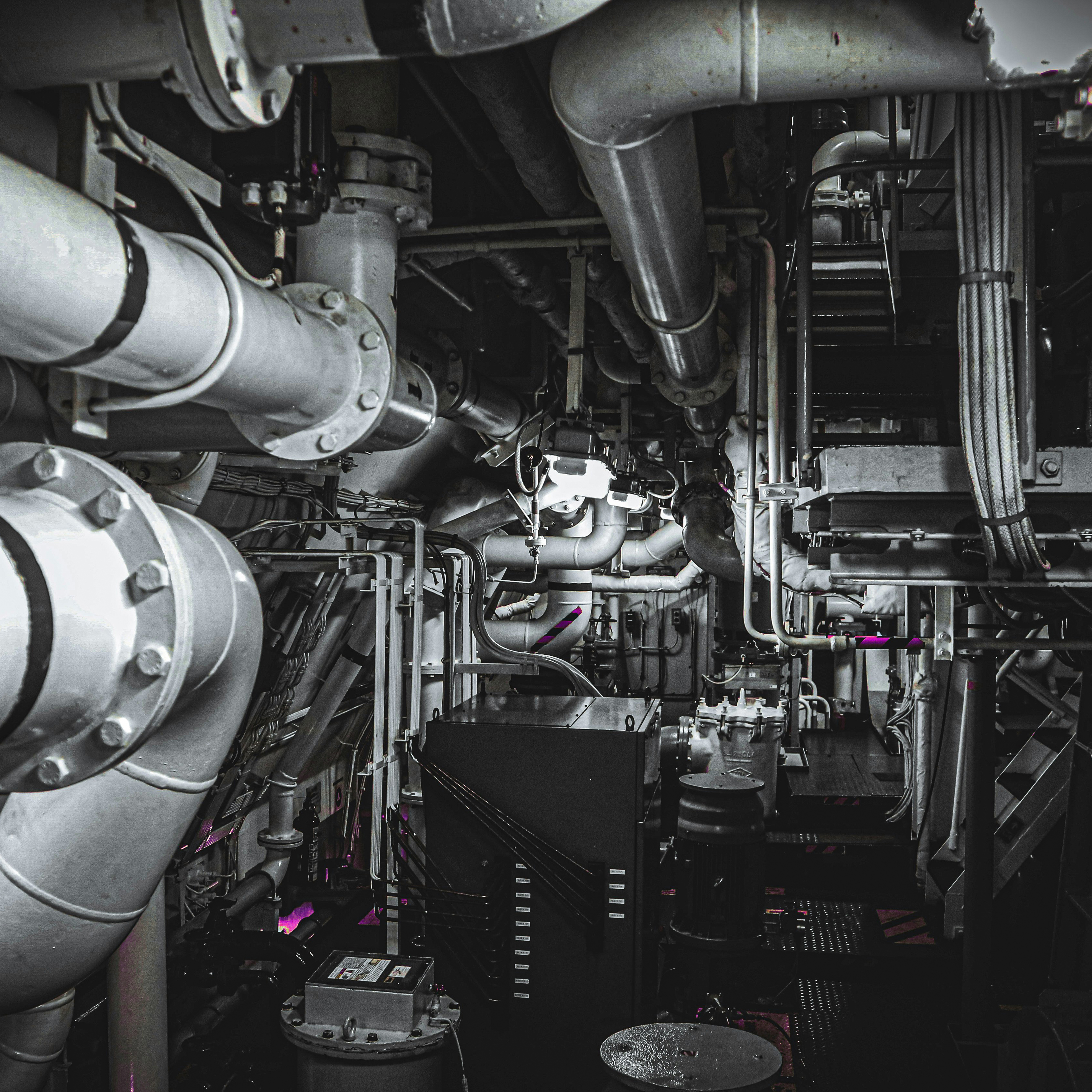Maschinenraum in grau mit lila Akzenten
