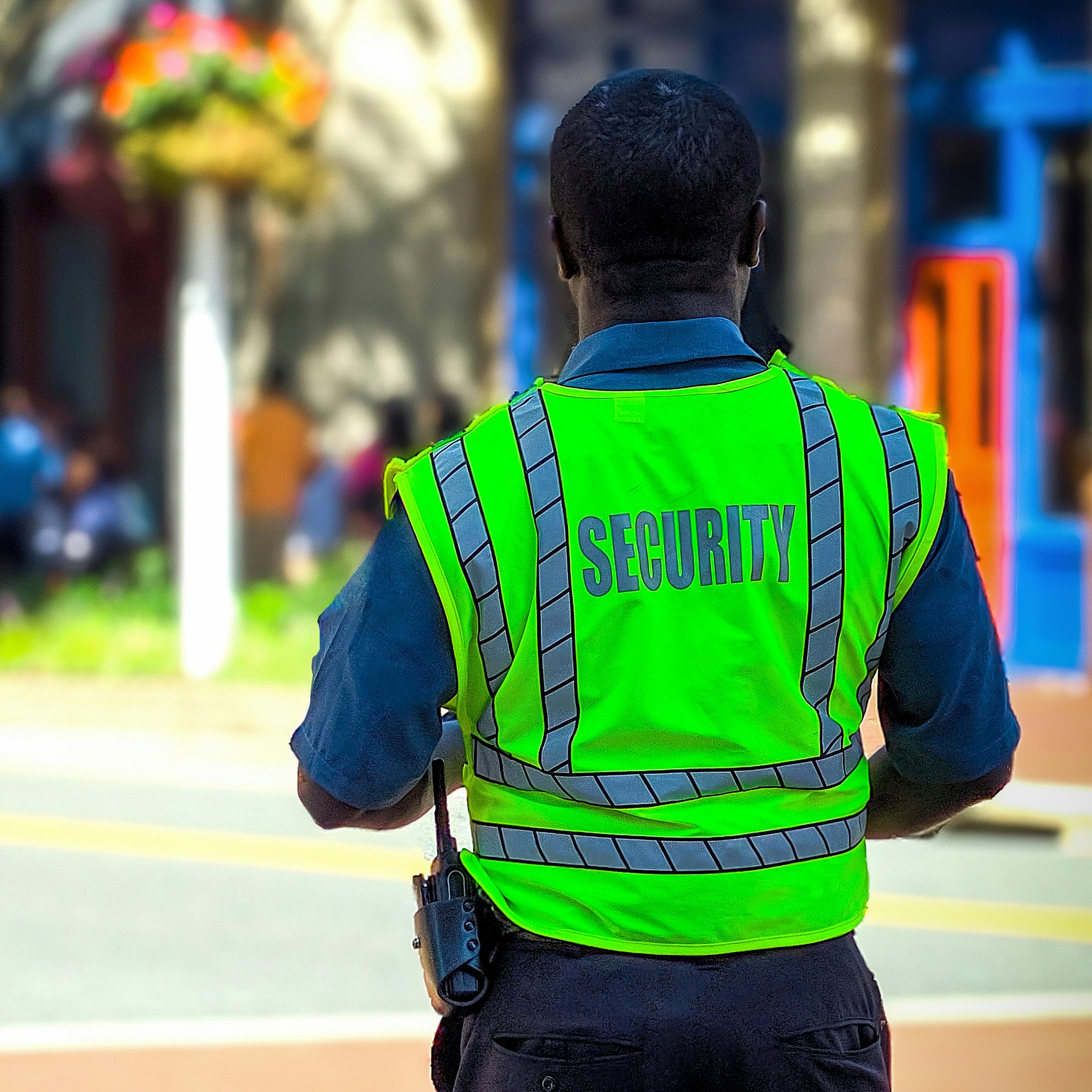 Security Mann mit Warnweste 