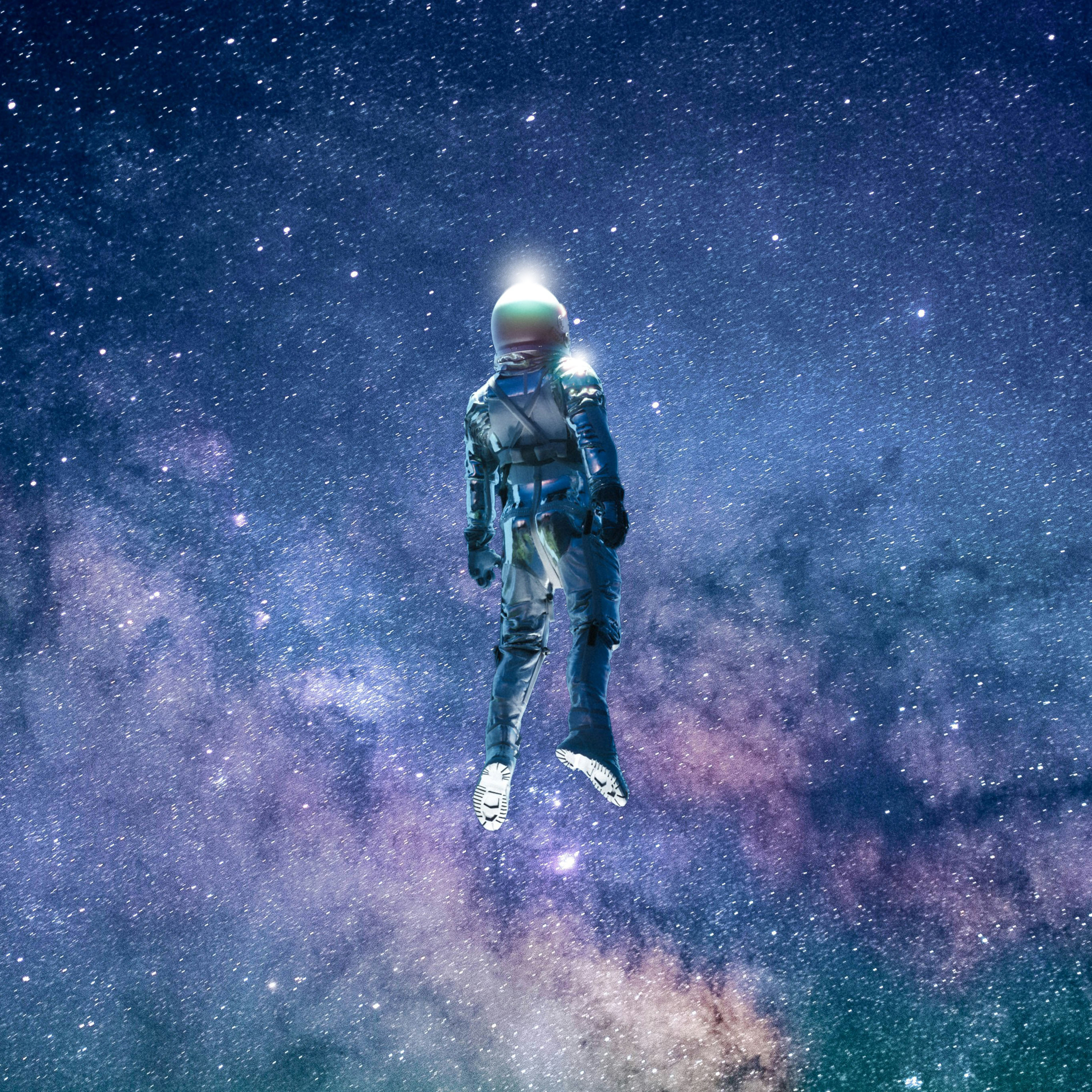 Astronaut schwebend im Weltall mit Licht auf dem Helm