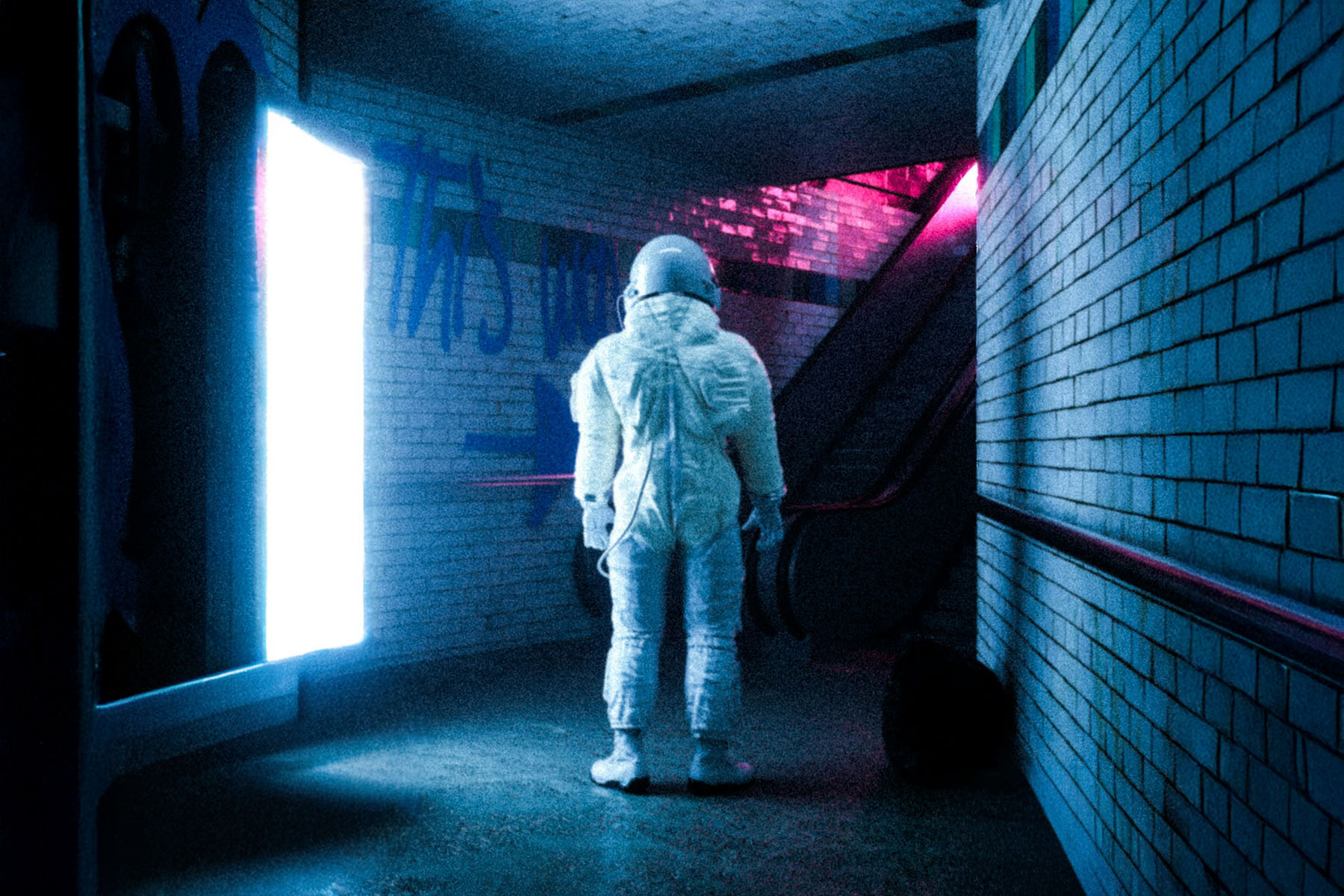 Astronaut in einer Unterführung stehend