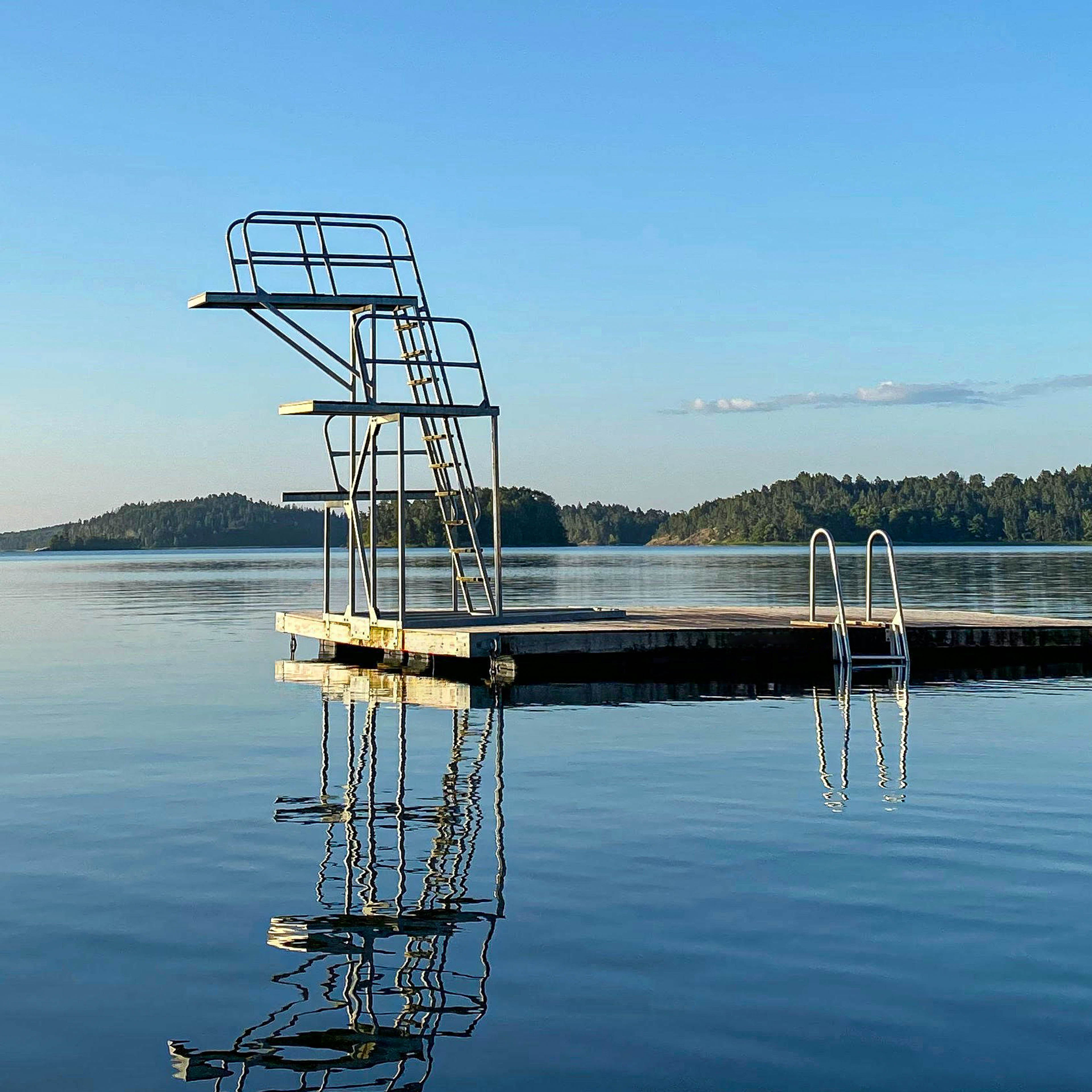 Sprungturm auf einer Badeinsel auf einem See