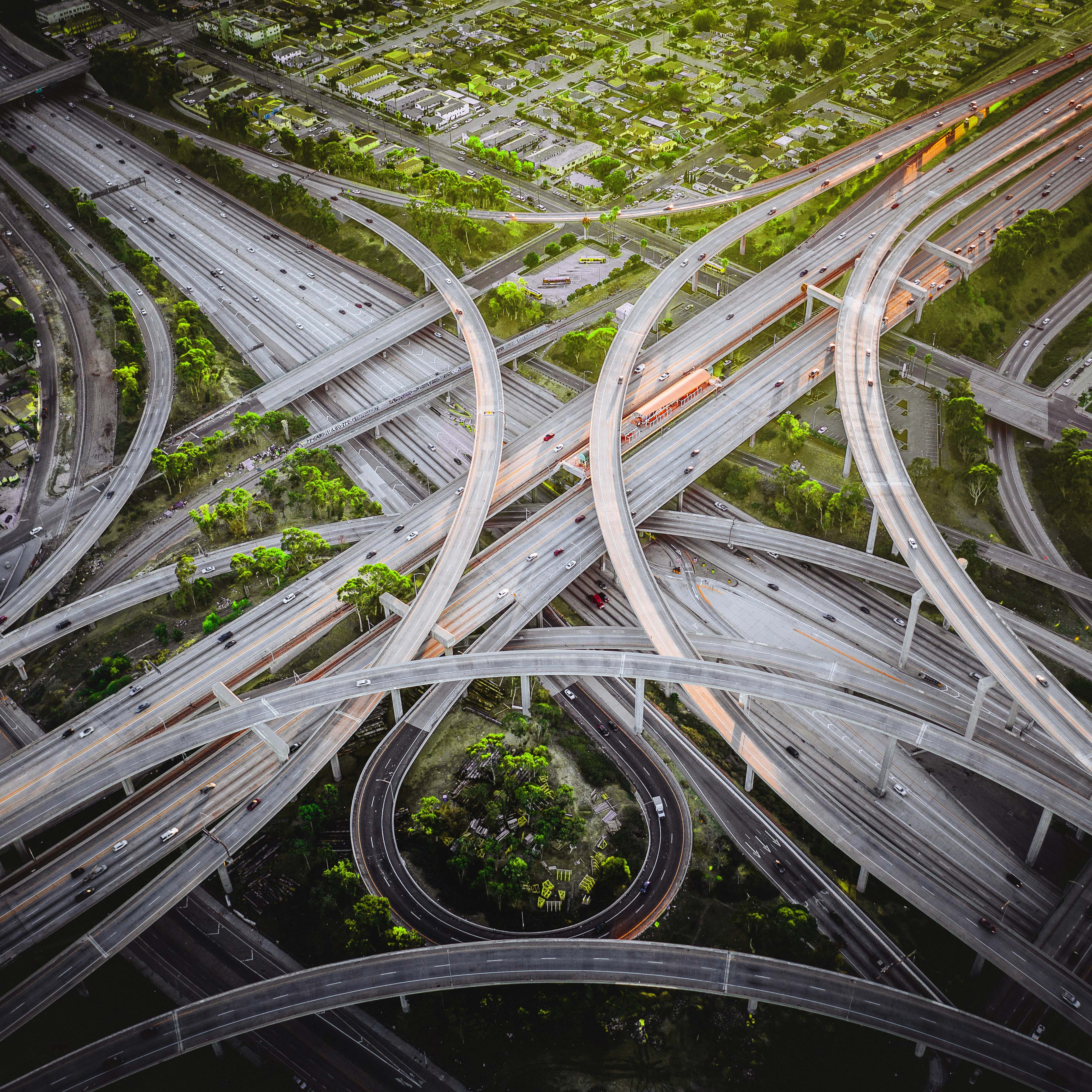 uftaufnahme eines komplexen Autobahnkreuzes mit mehreren Fahrbahnen und Verkehr