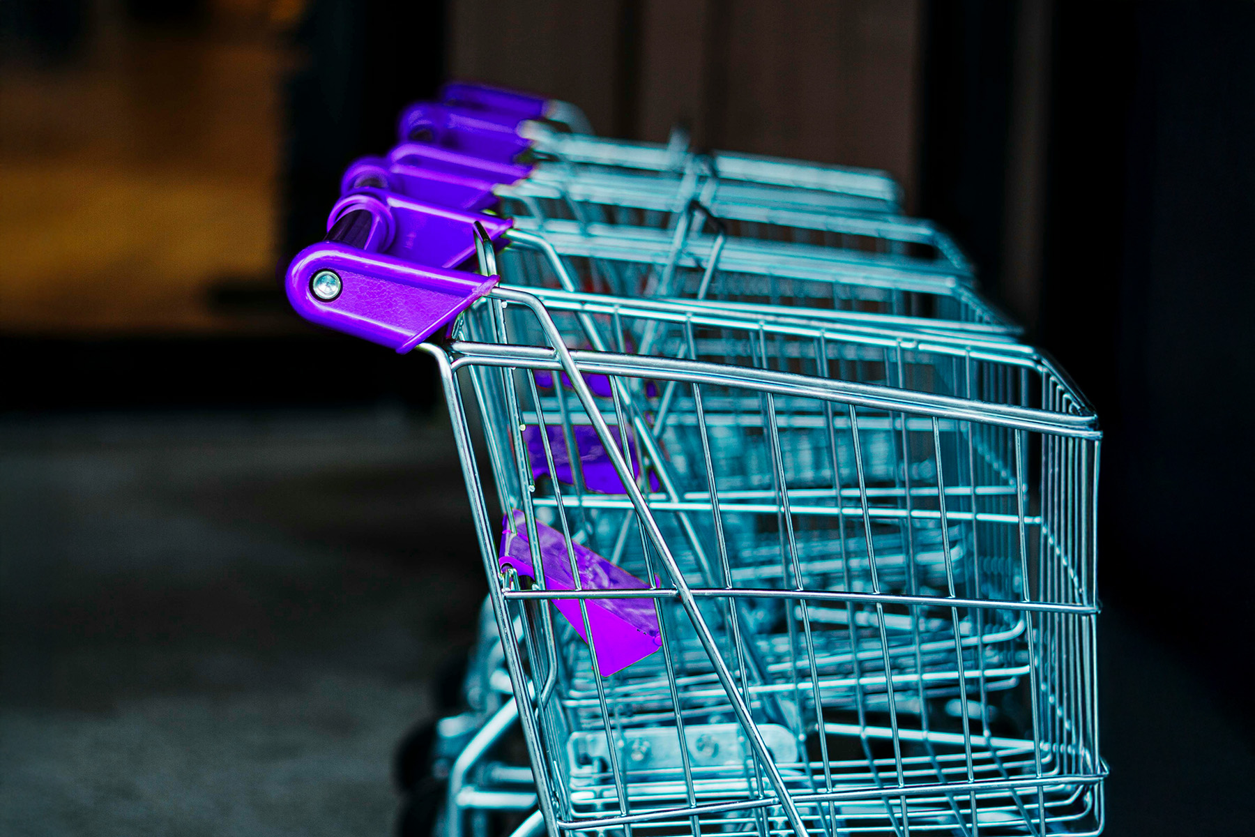 Mehrere Einkaufswagen hintereinander aufgereiht